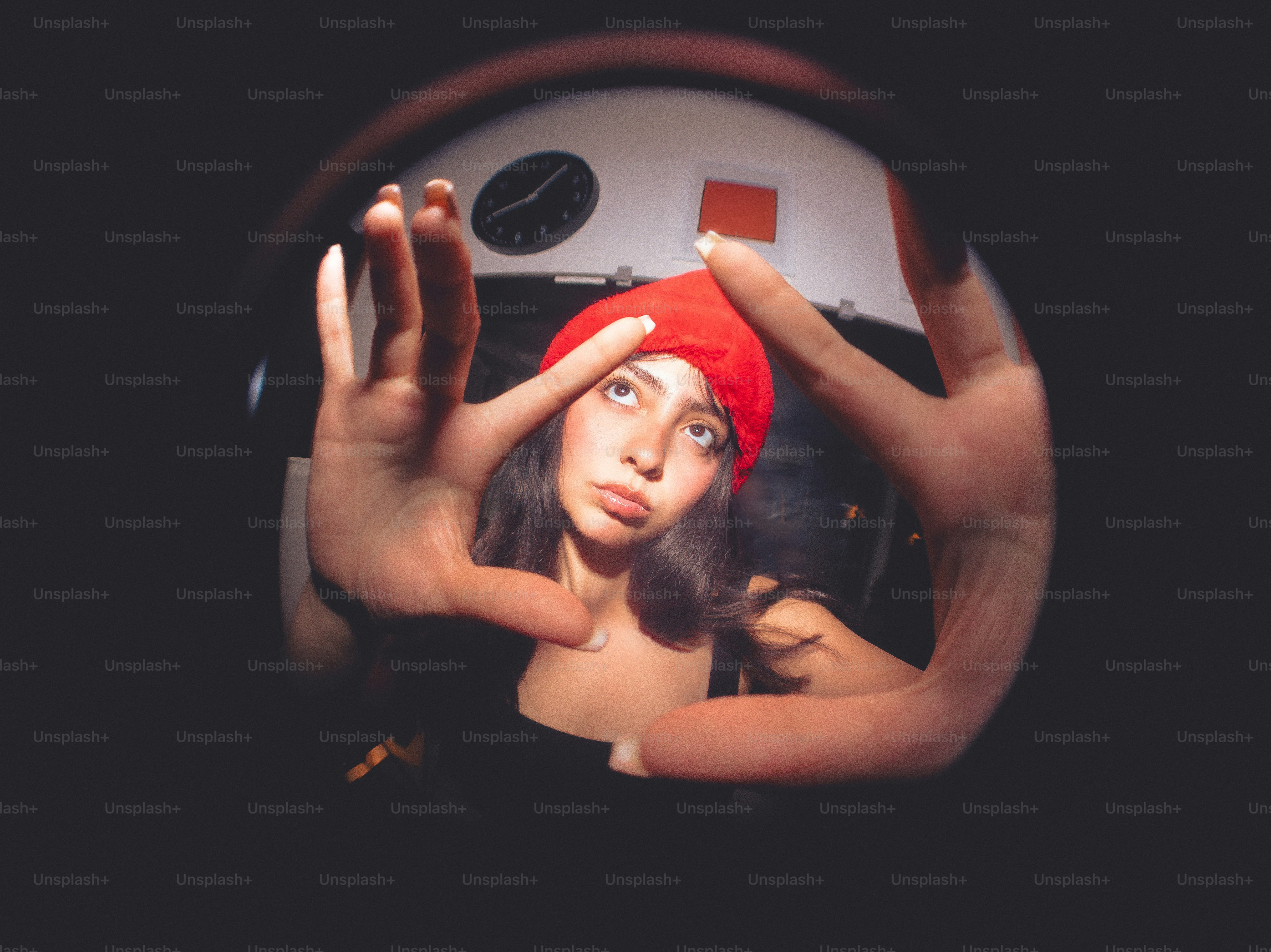 Una mujer con un sombrero rojo de pie junto a otra mujer - Foto en ...