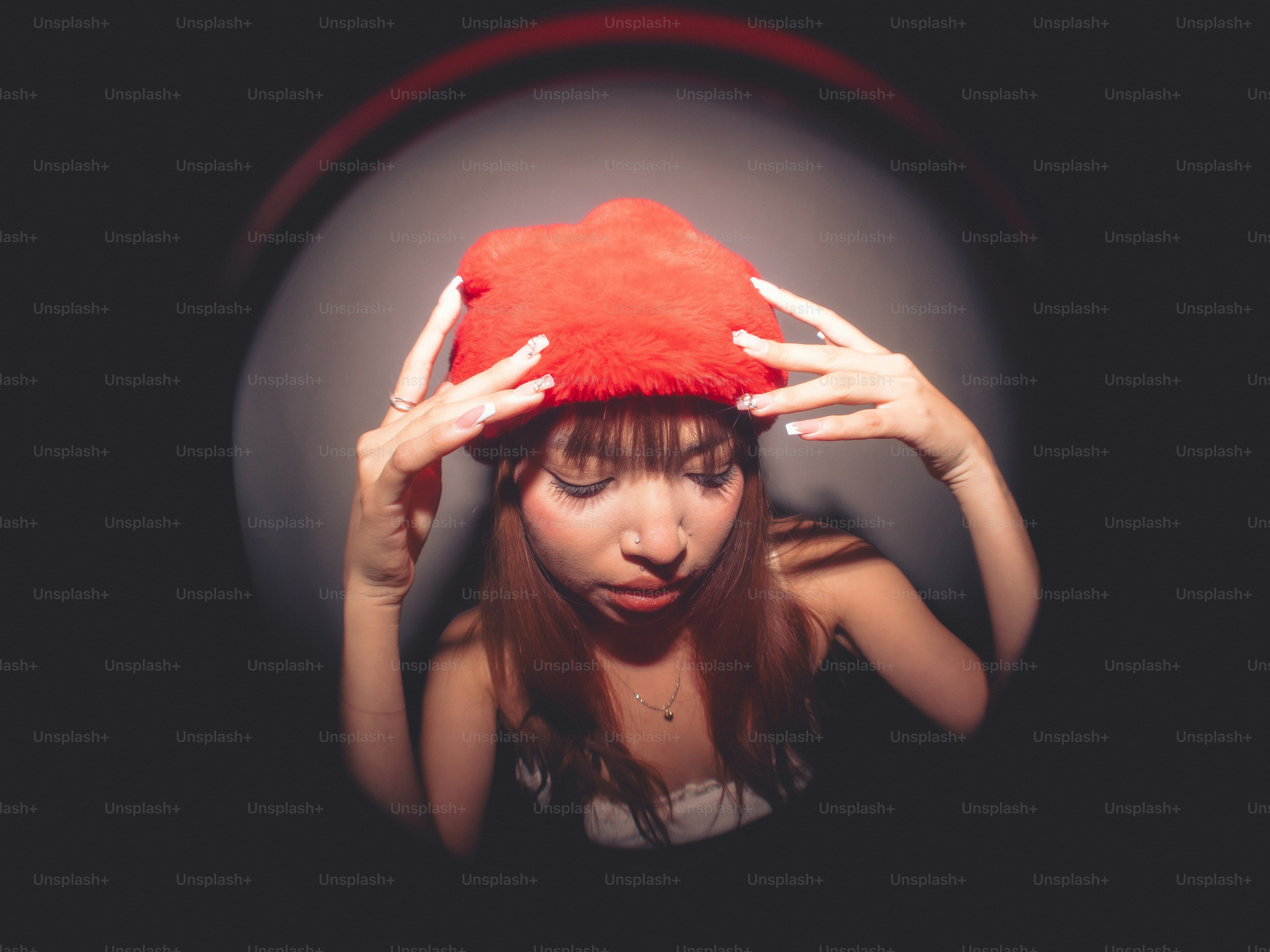 Seorang wanita dengan topi merah di kepalanya