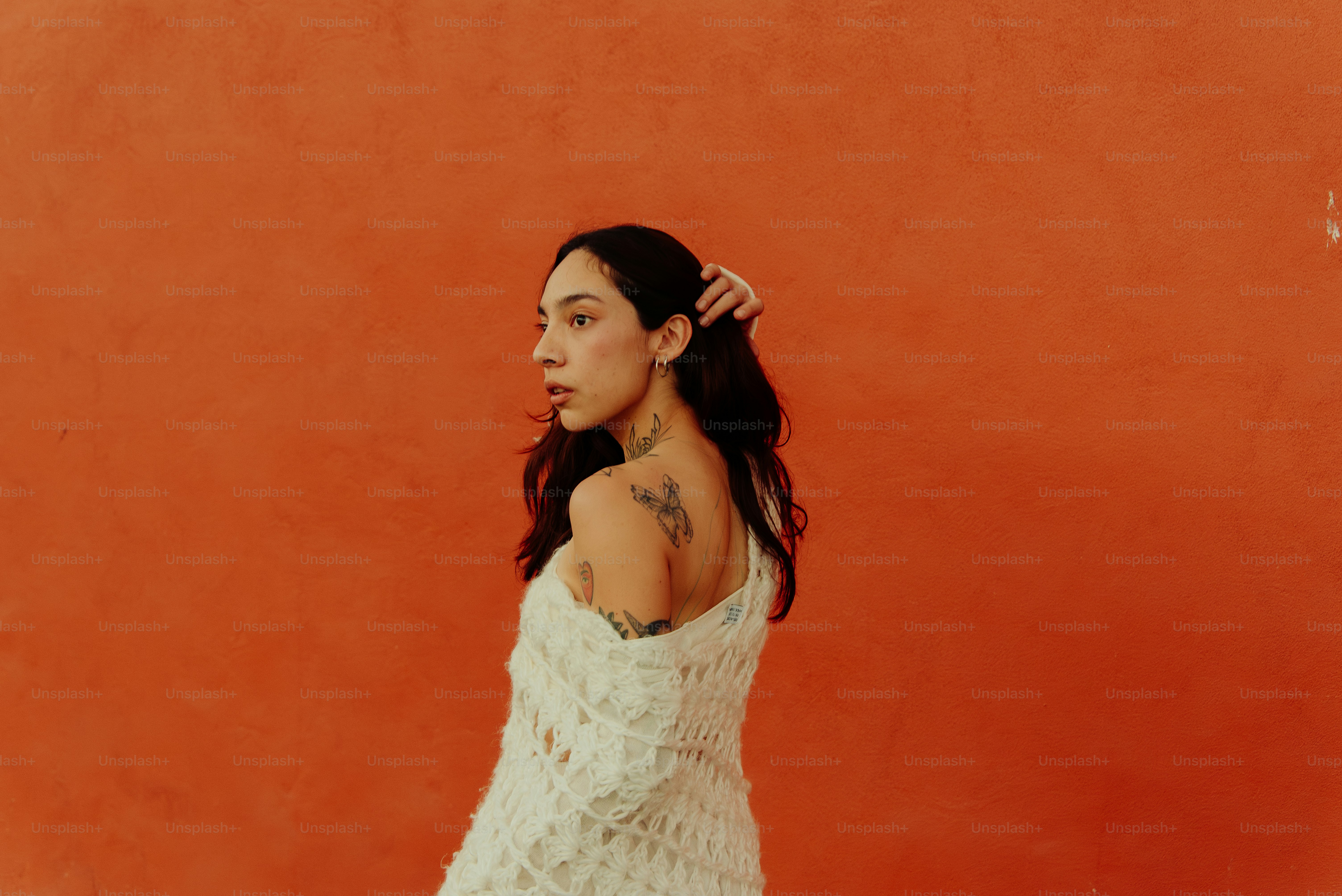 A woman standing in front of a white wall photo – Fashion Image on Unsplash