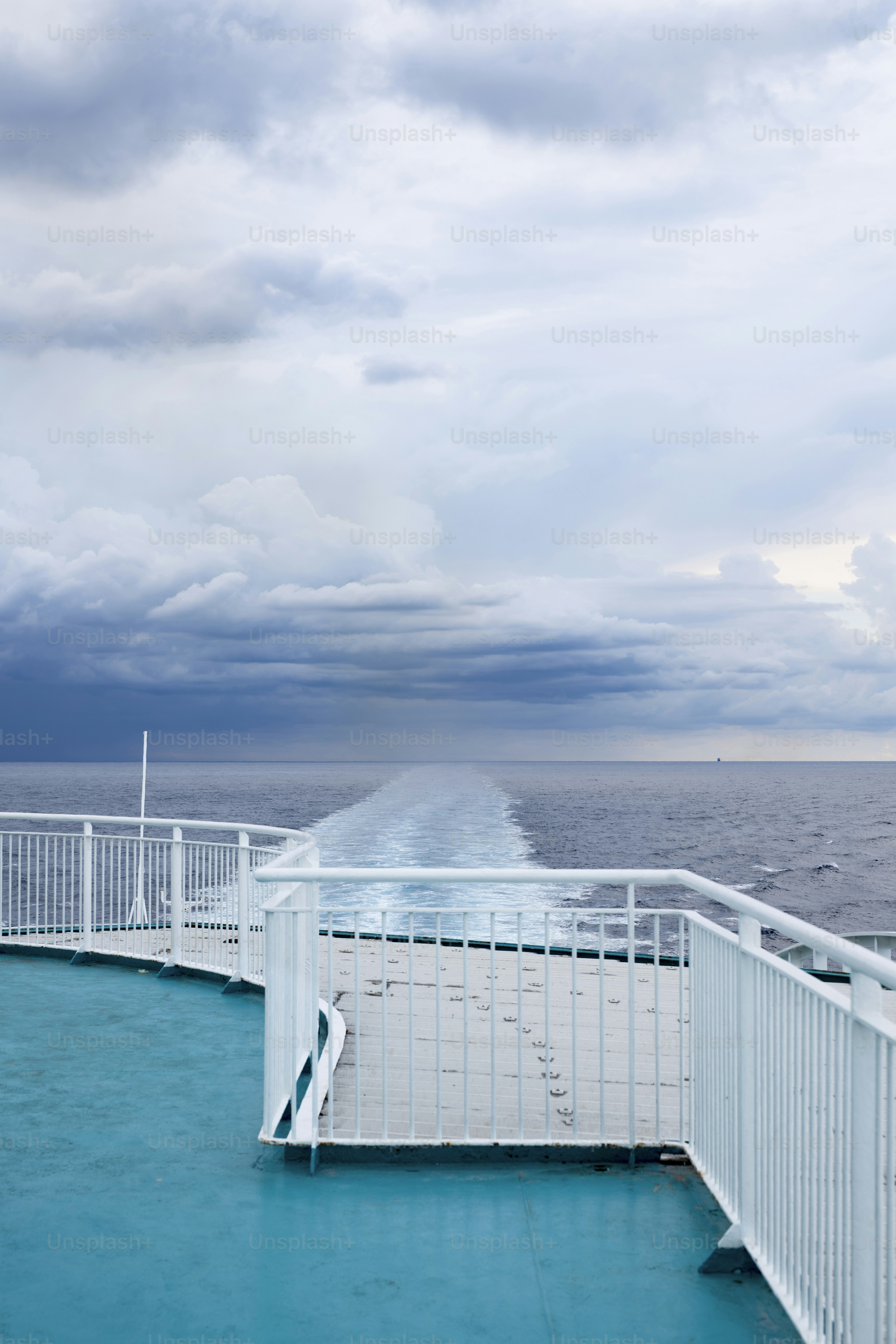 Ein großes Gewässer neben einem weißen Zaun