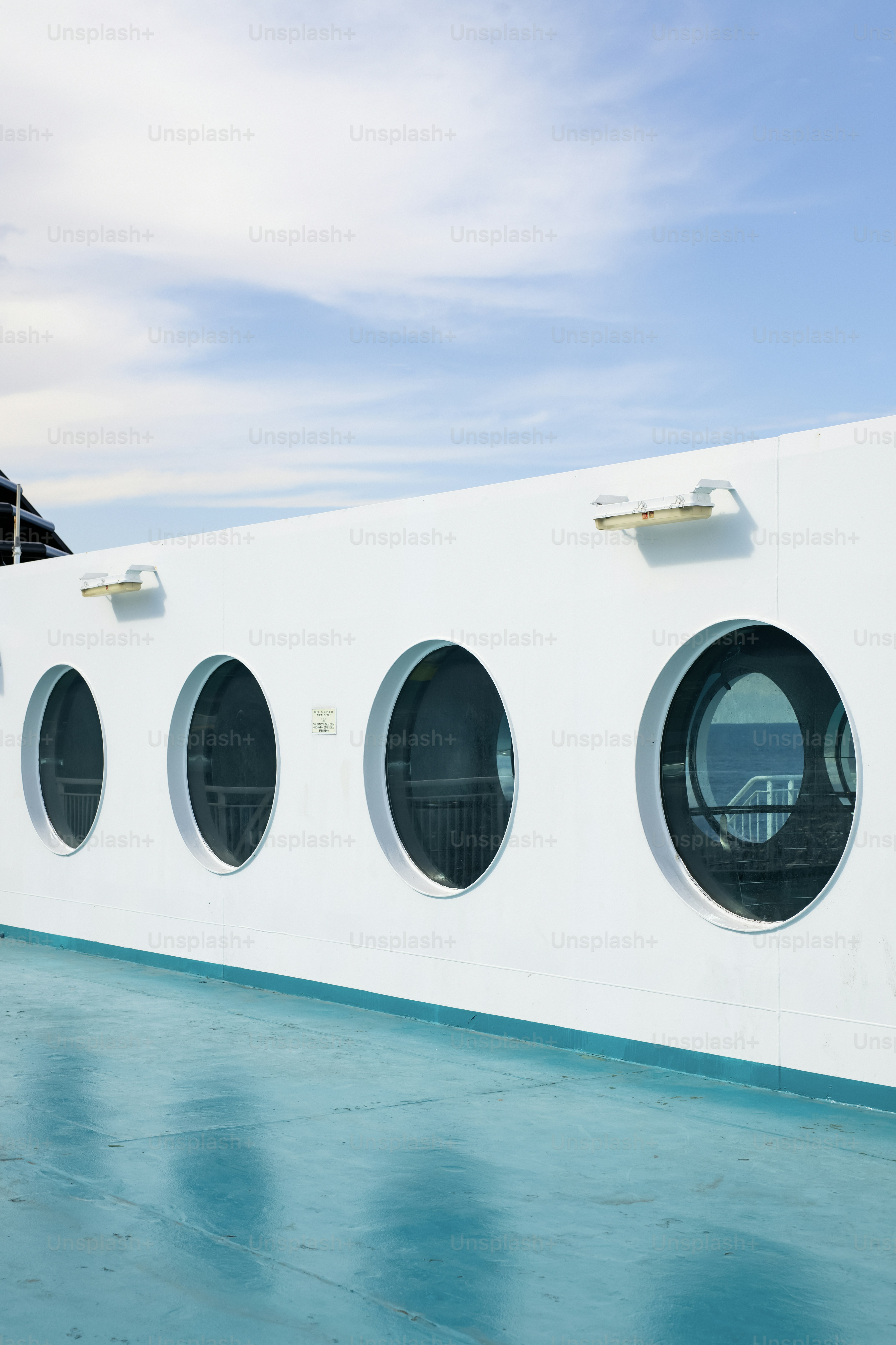 Ein weißes Gebäude mit runden Fenstern an der Seite