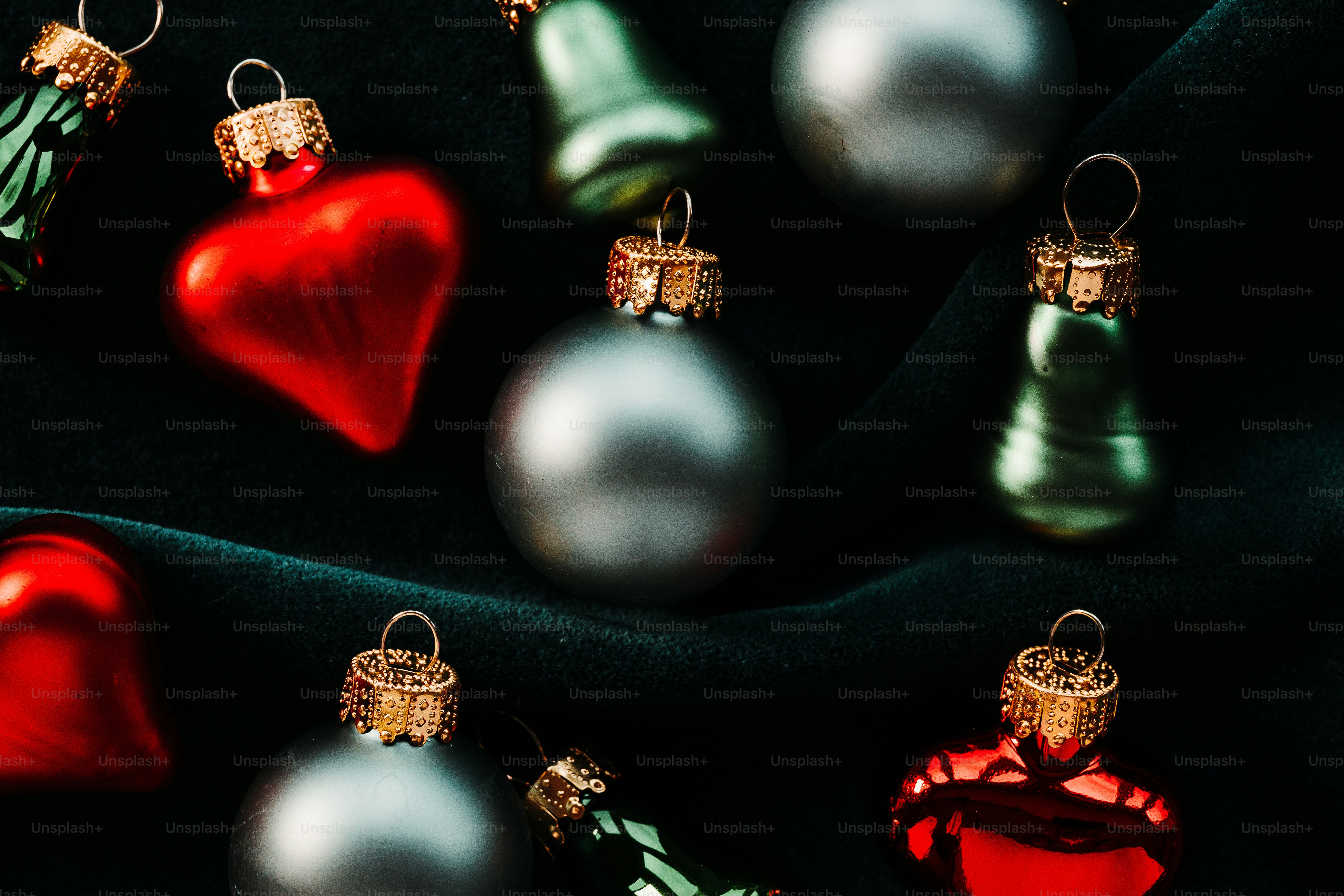 Sekelompok ornamen Natal duduk di atas meja