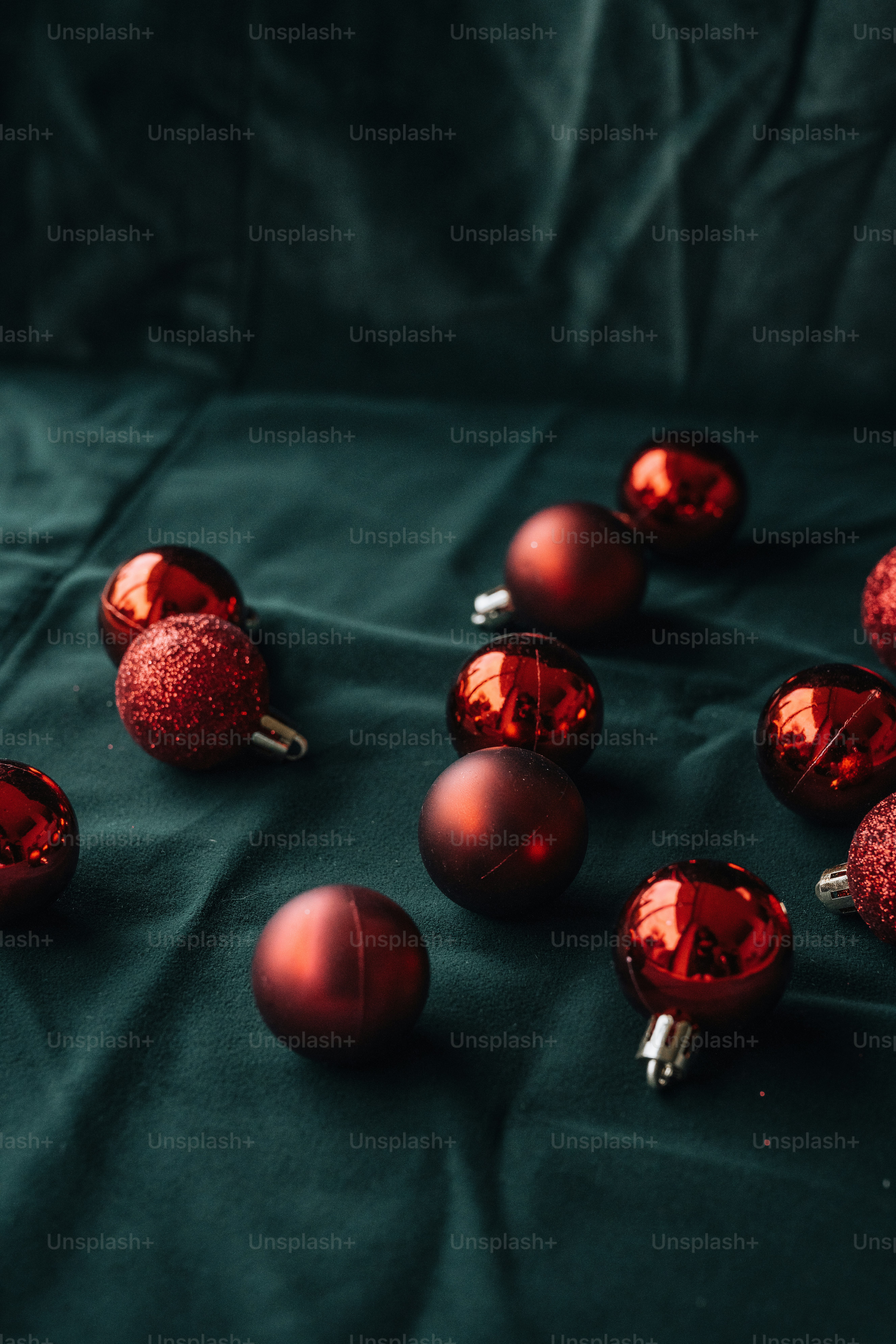 テーブルの上に座っている赤いオーナメントのグループ