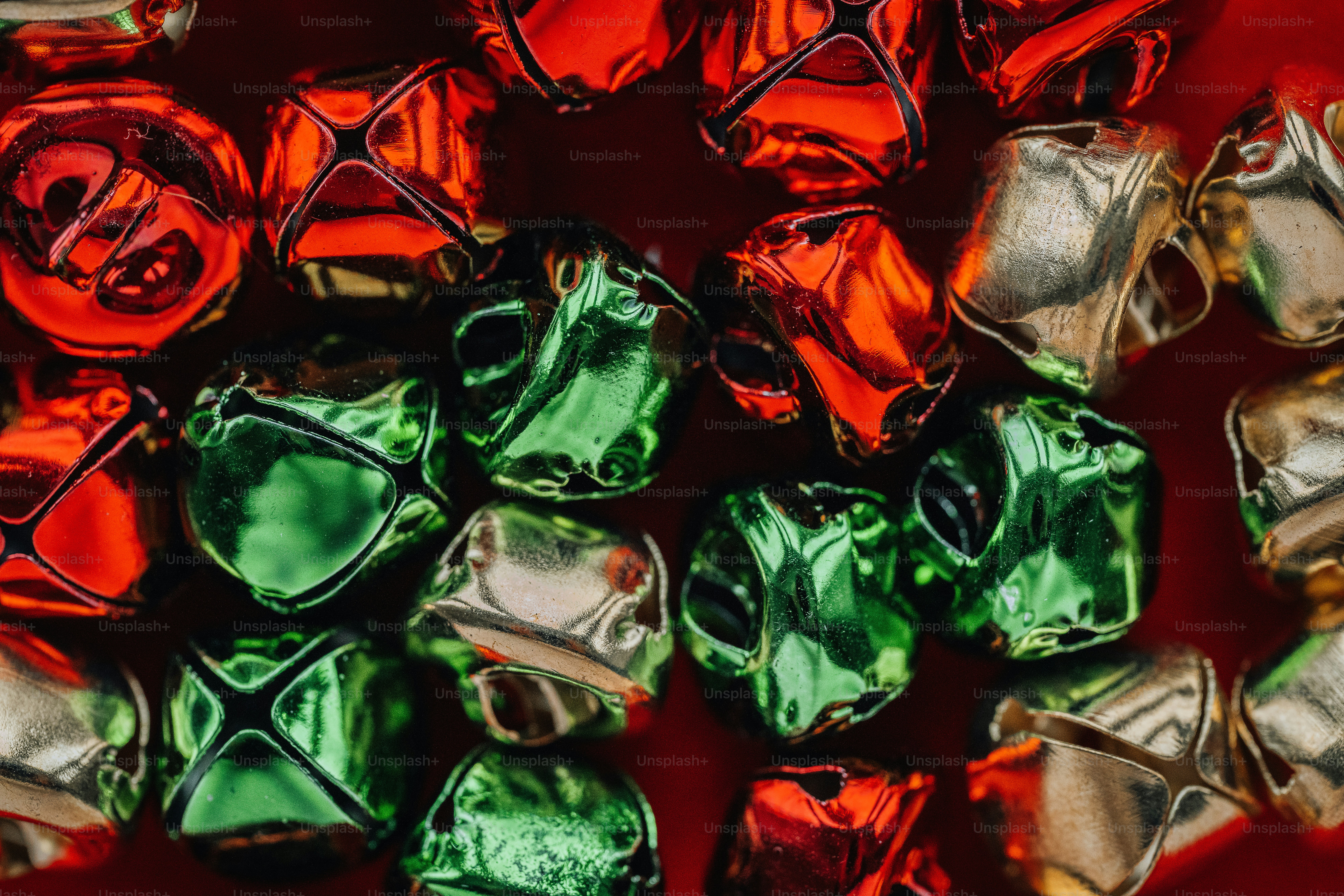 光沢のある緑と赤のキャンディーの山