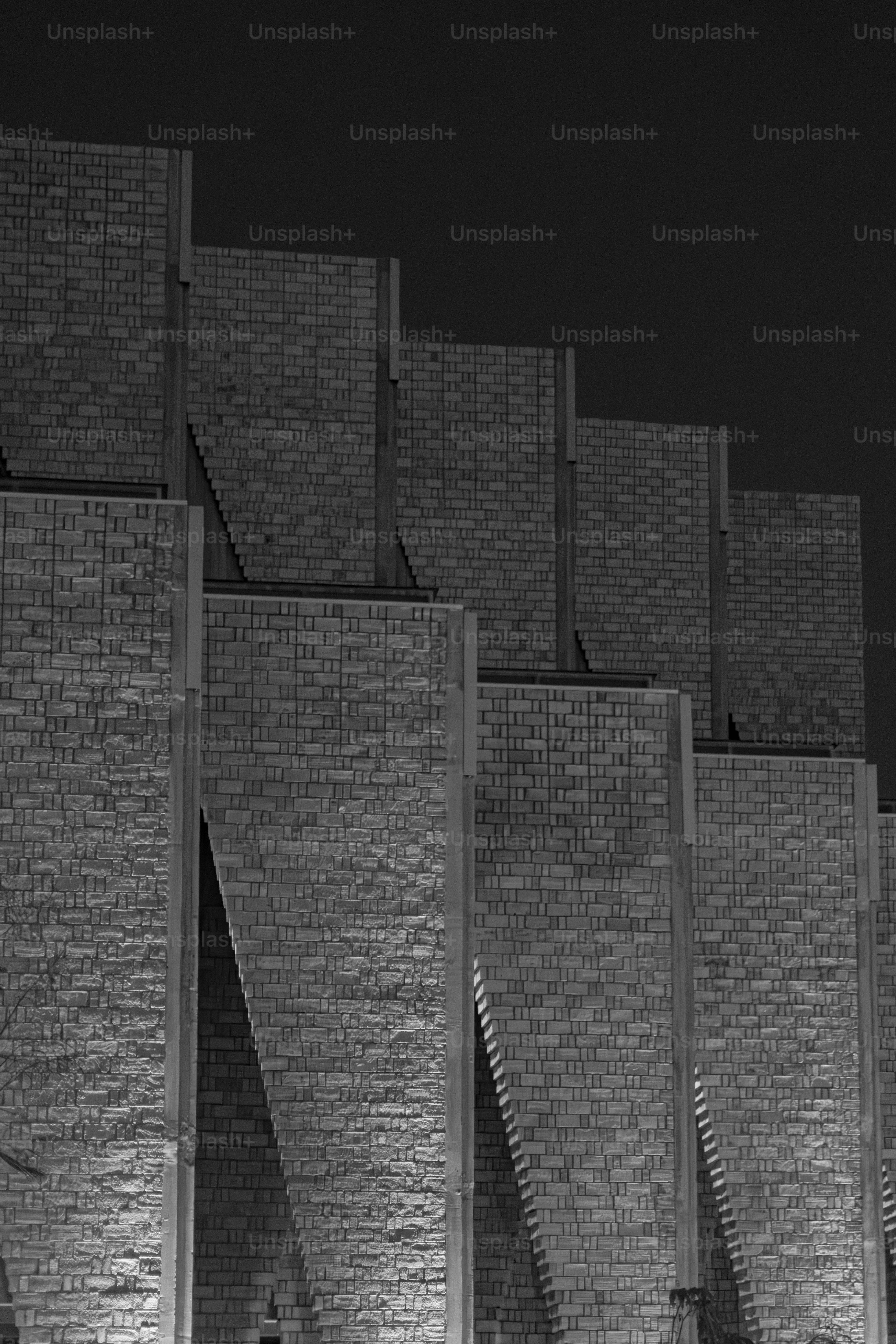 Una foto en blanco y negro de un edificio por la noche