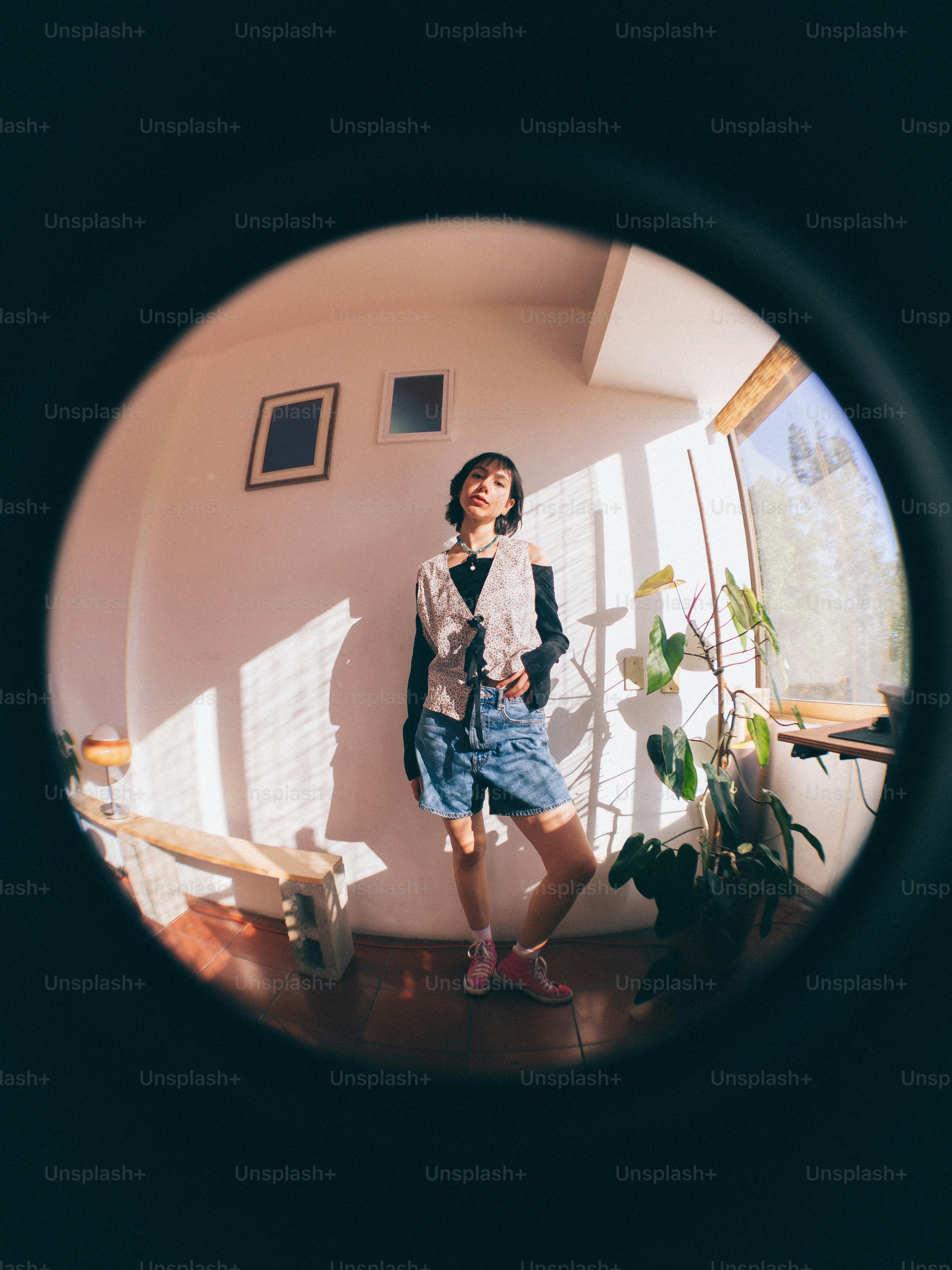 Una persona de pie frente a un espejo