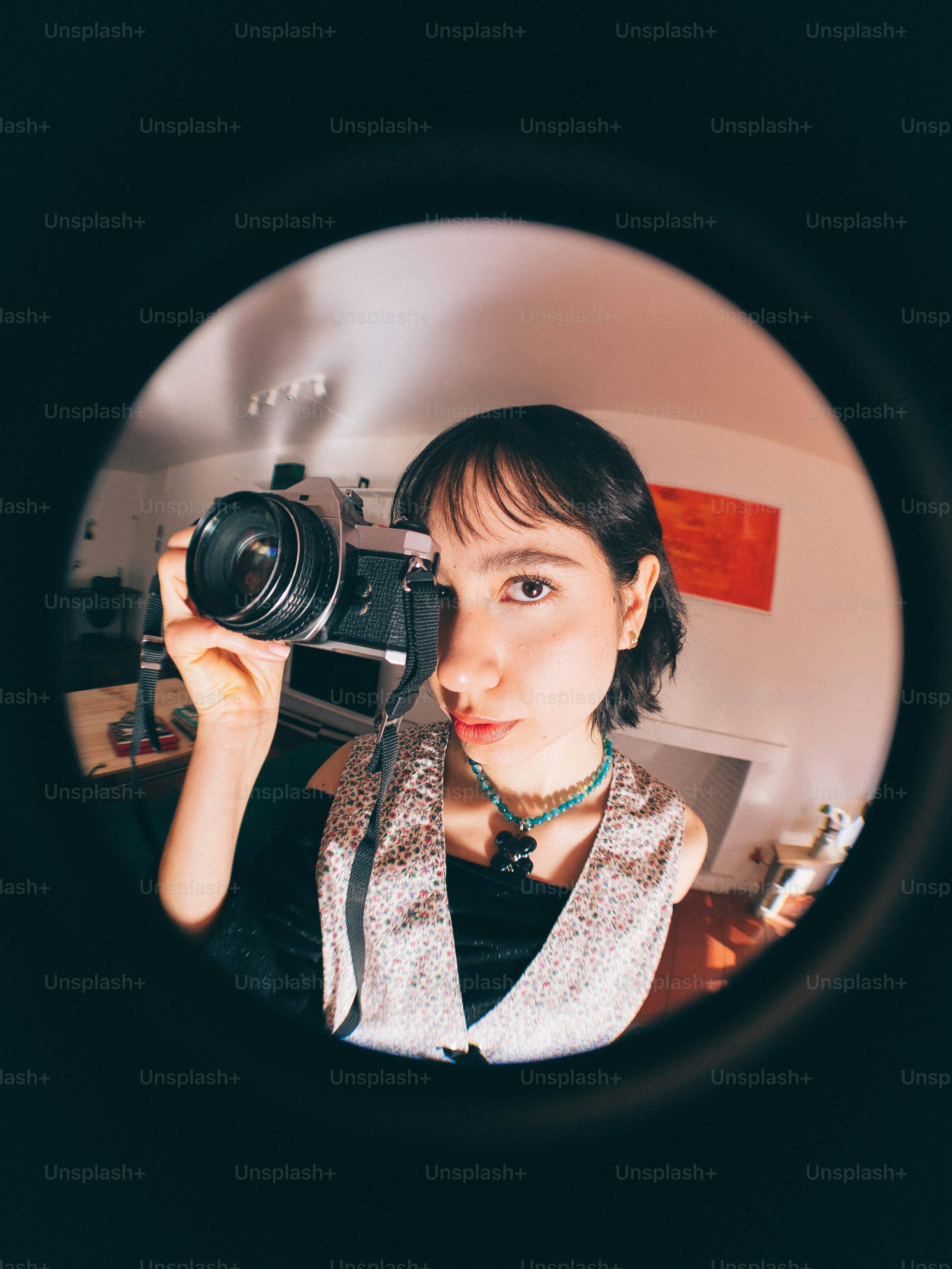 Una mujer tomándose una foto en un espejo