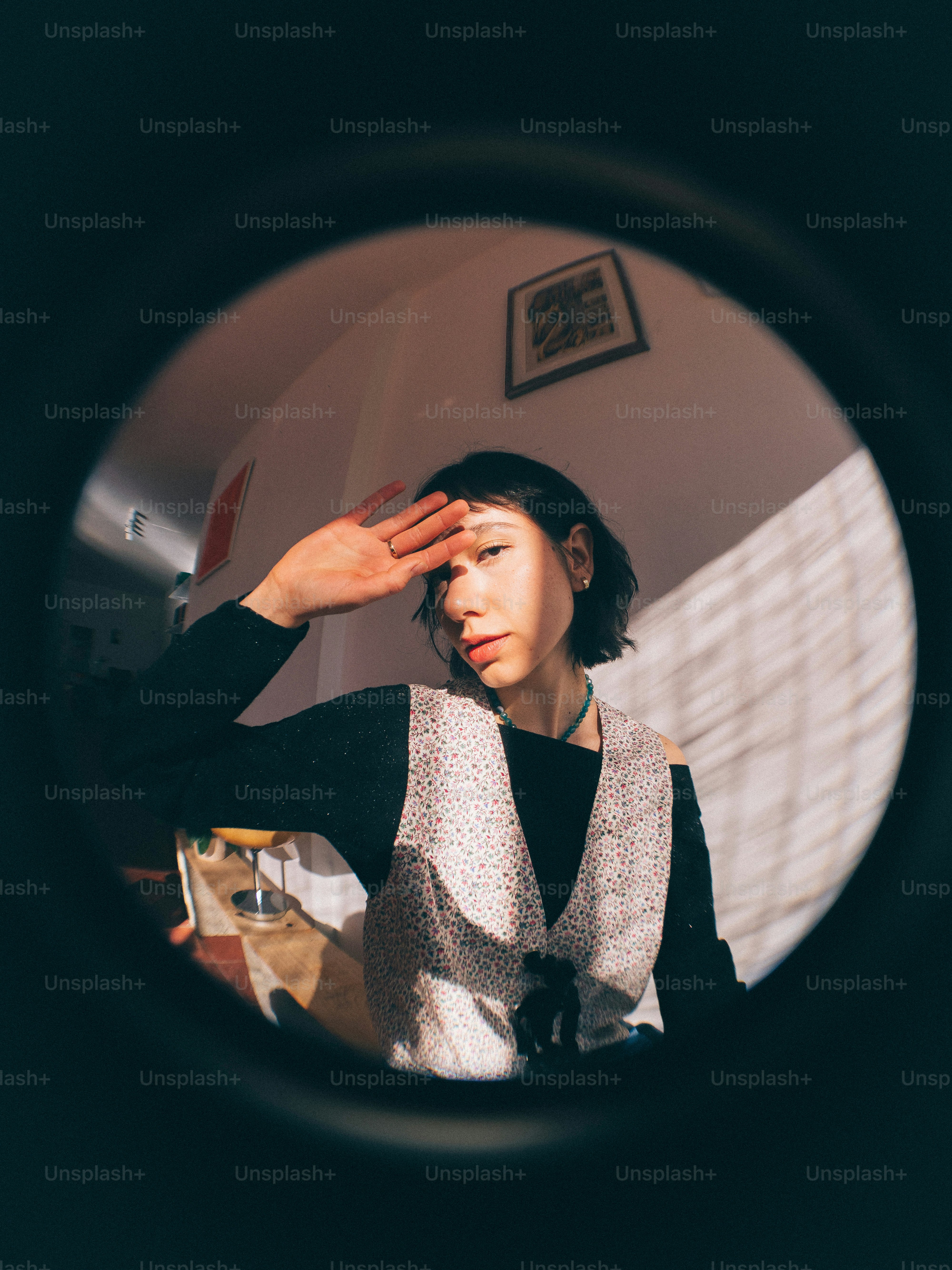 Una mujer mirando su reflejo en un espejo