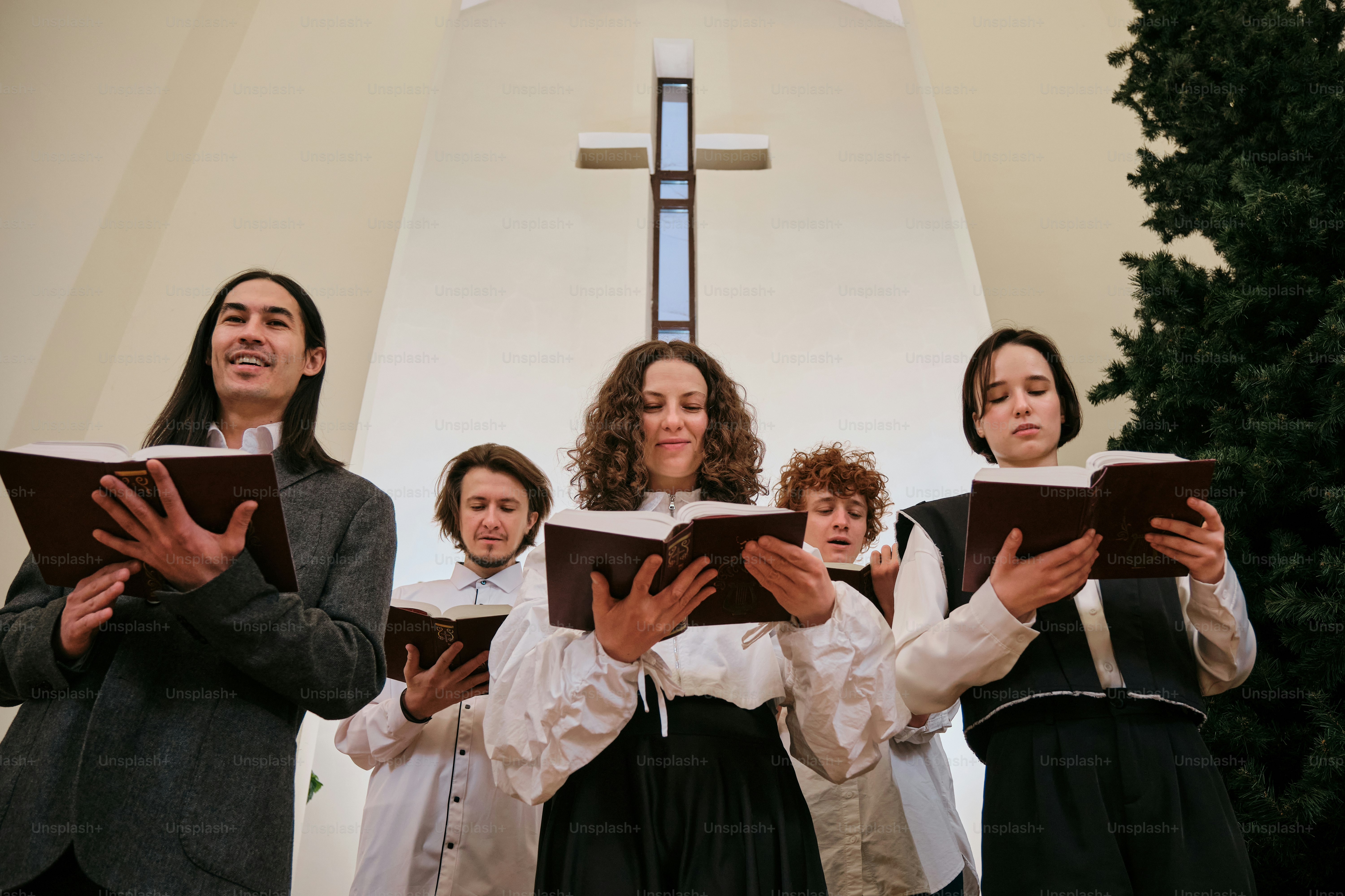Um grupo de pessoas em frente a uma igreja