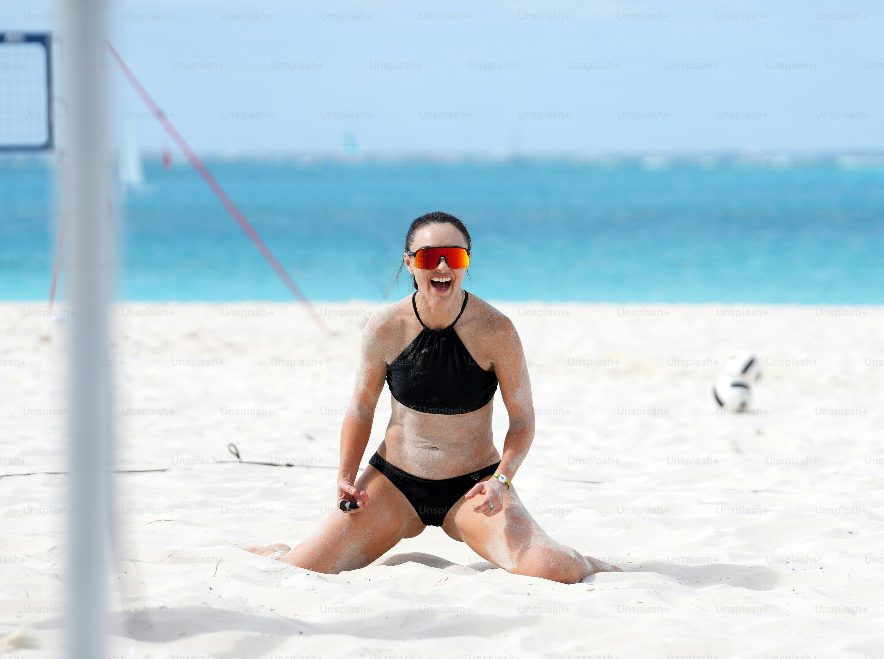 Une femme en bikini assise sur une plage