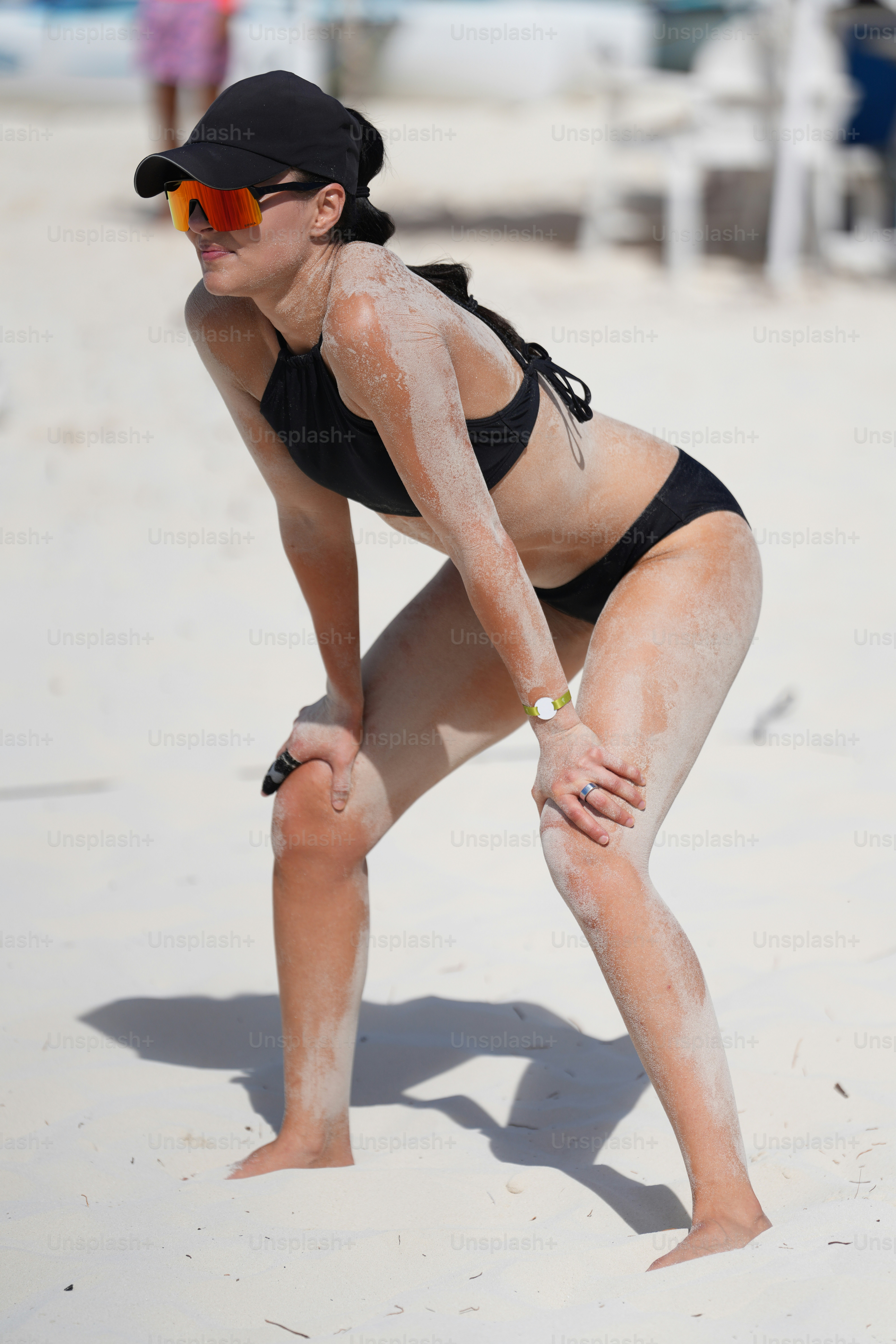 Une femme en maillot de bain sur une plage