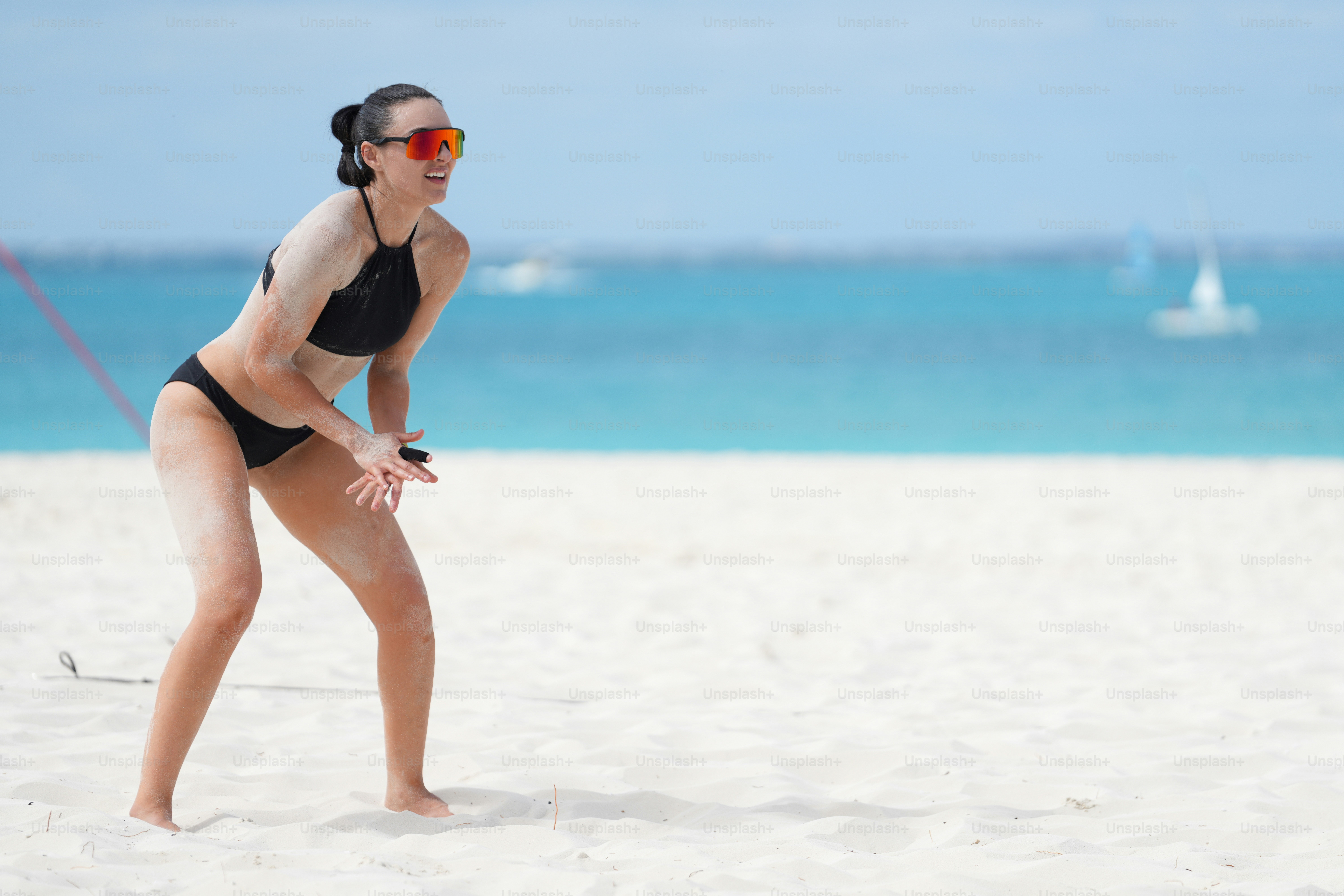 Une femme en bikini sur une plage