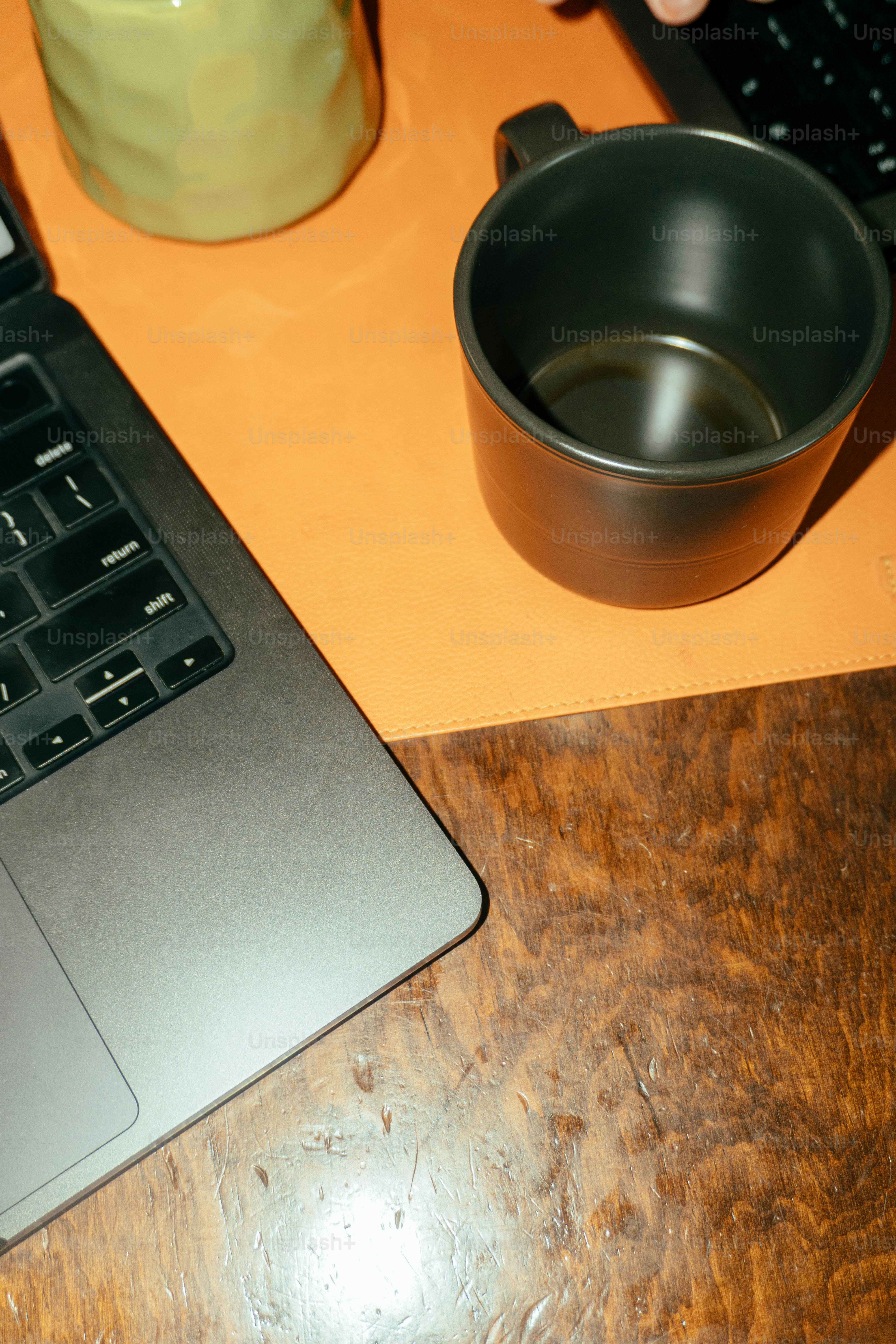 木製の机の上に置かれたノートパソコン