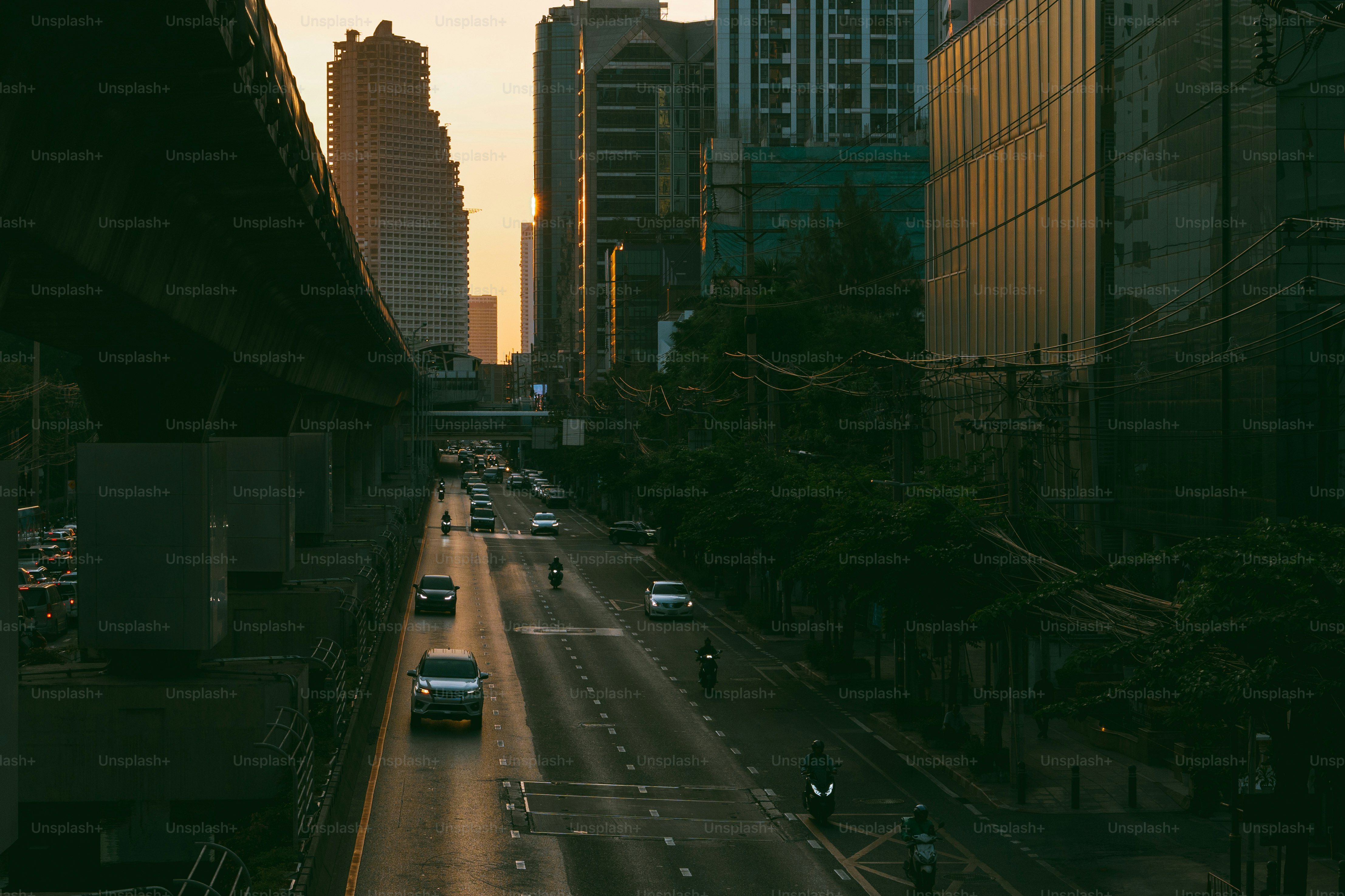 高層ビルの隣にある交通量の多い街の通り