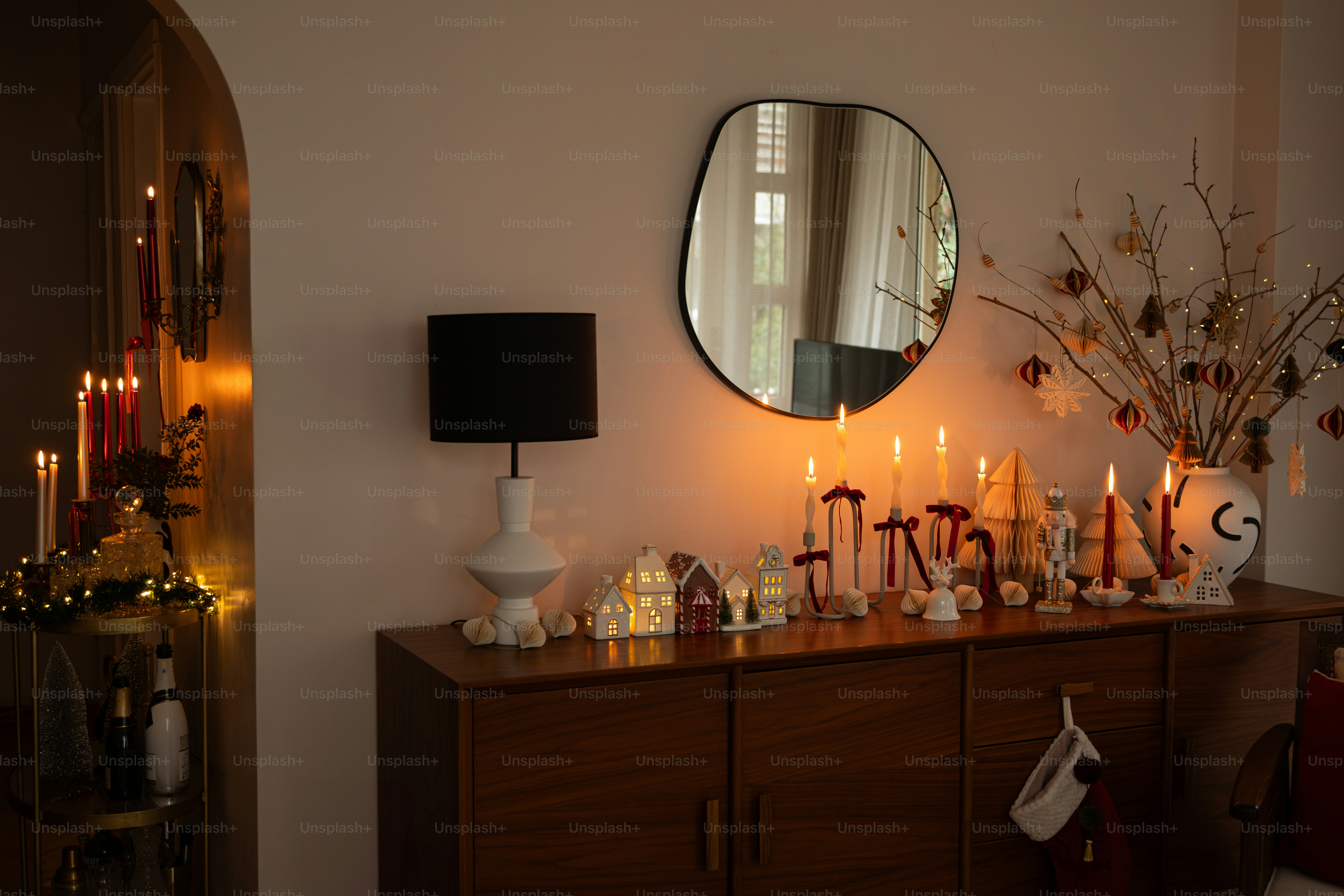 Una stanza con un comò e uno specchio sul muro