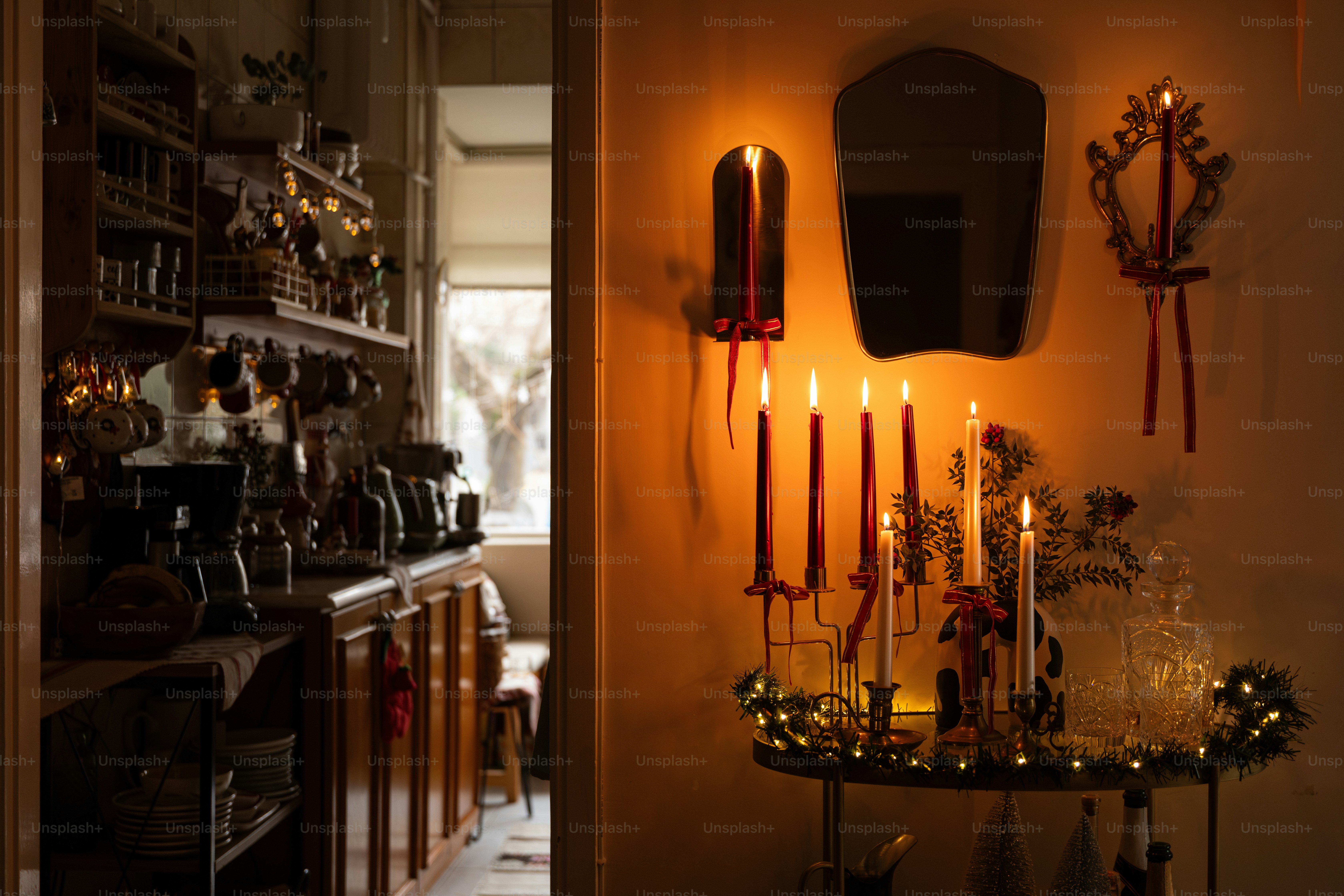 Un tavolo con candele e uno specchio sul muro