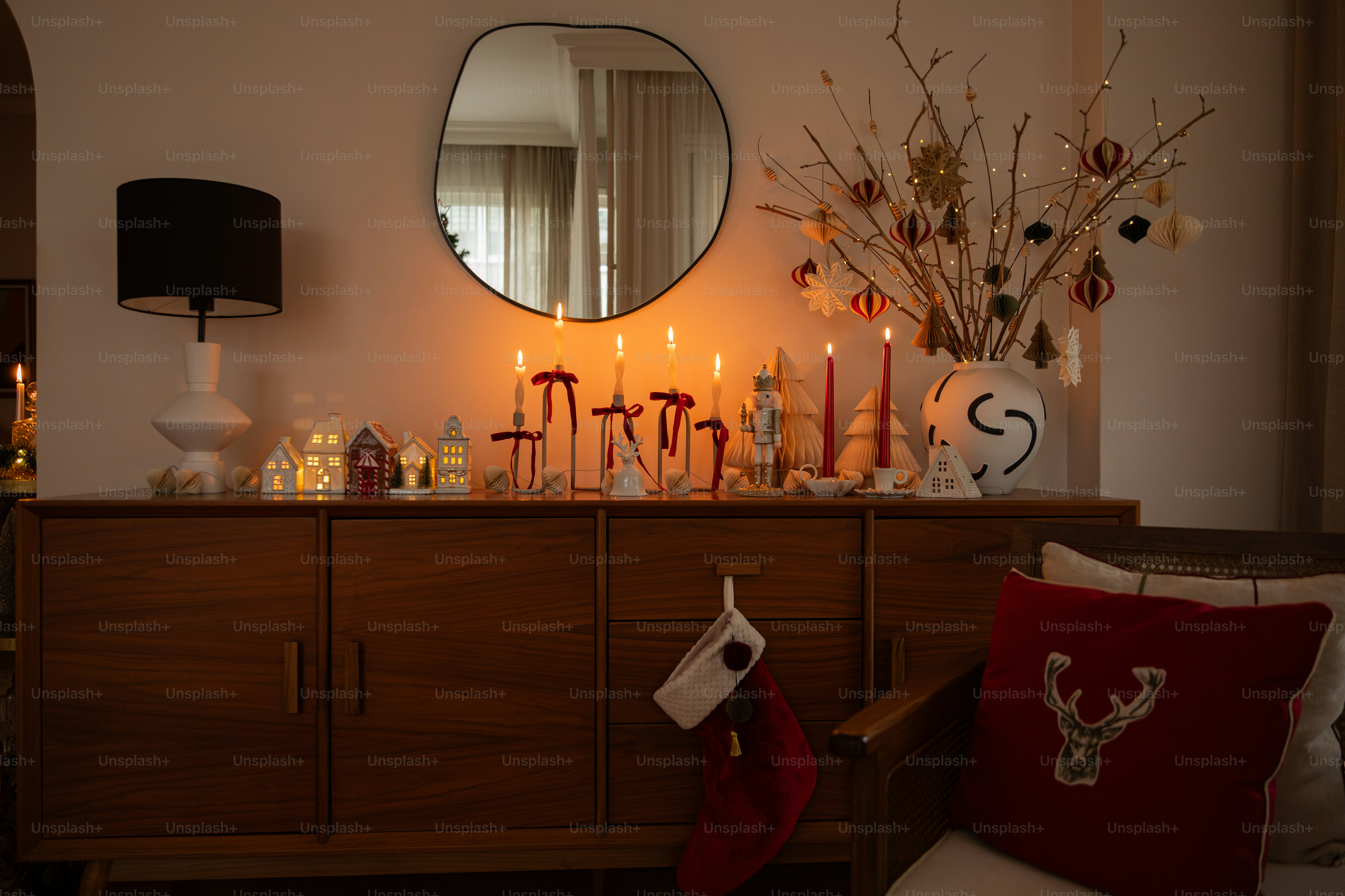 Un soggiorno pieno di mobili e un albero di Natale