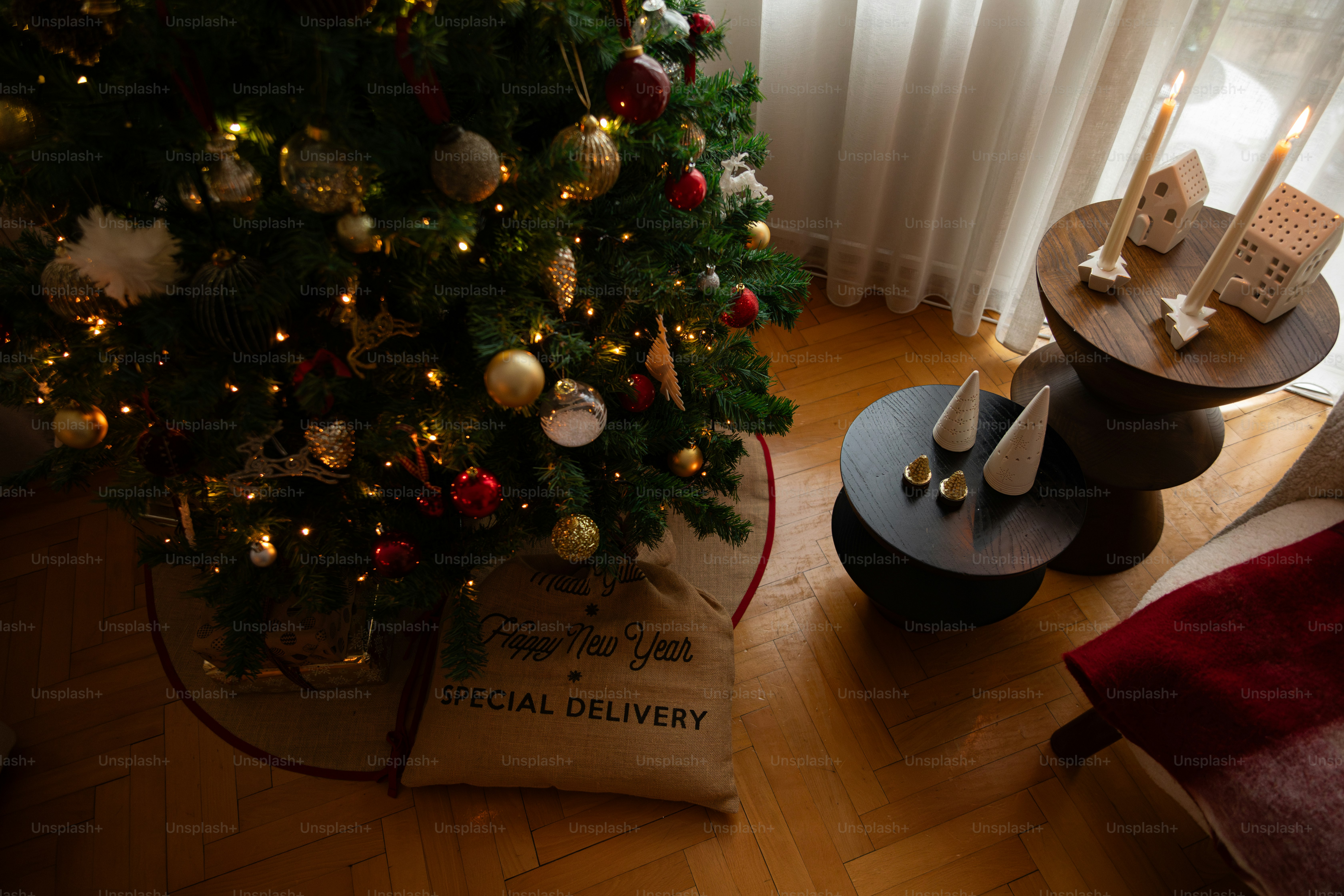Un soggiorno con un albero di Natale nell'angolo