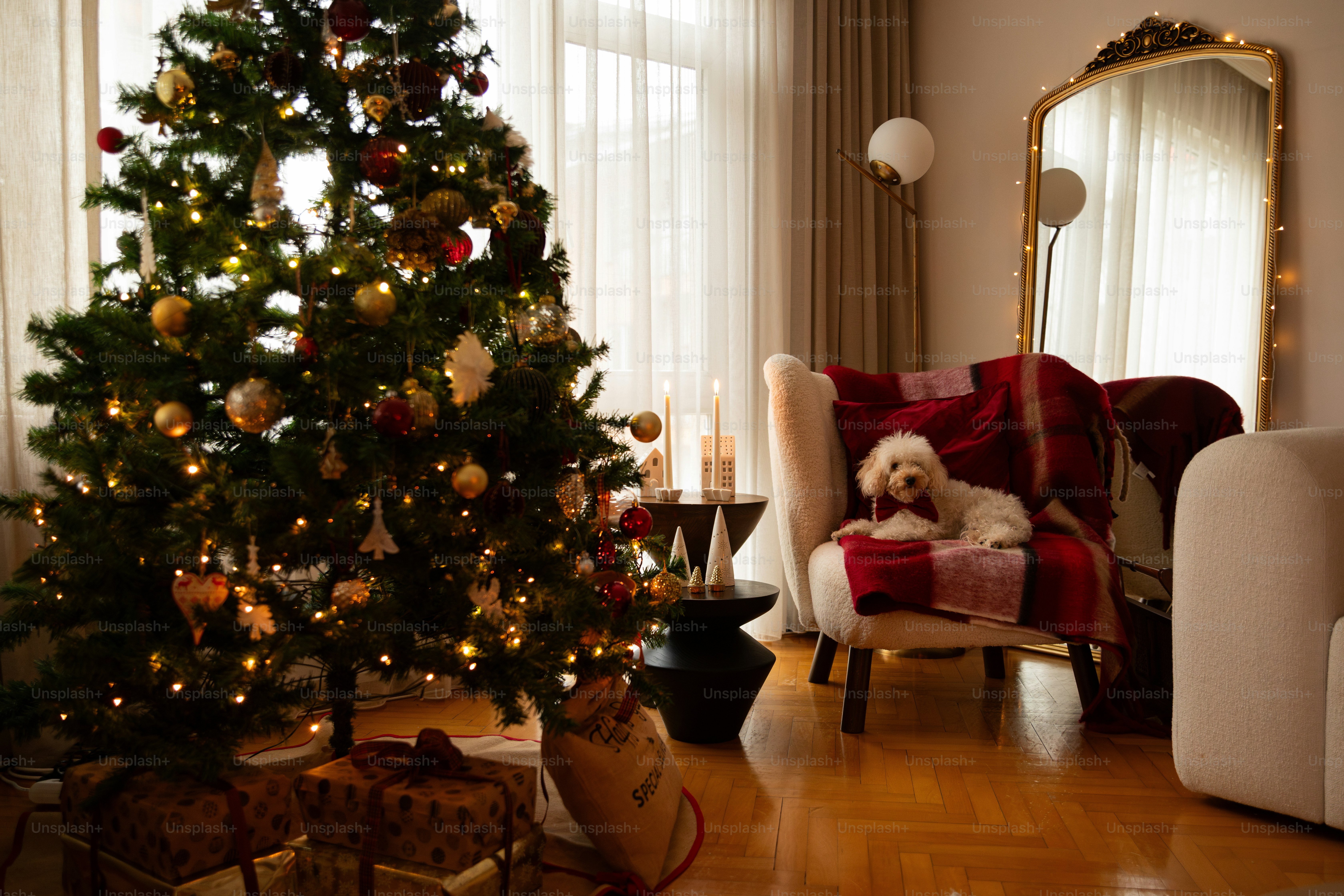 Un soggiorno con un albero di Natale nell'angolo