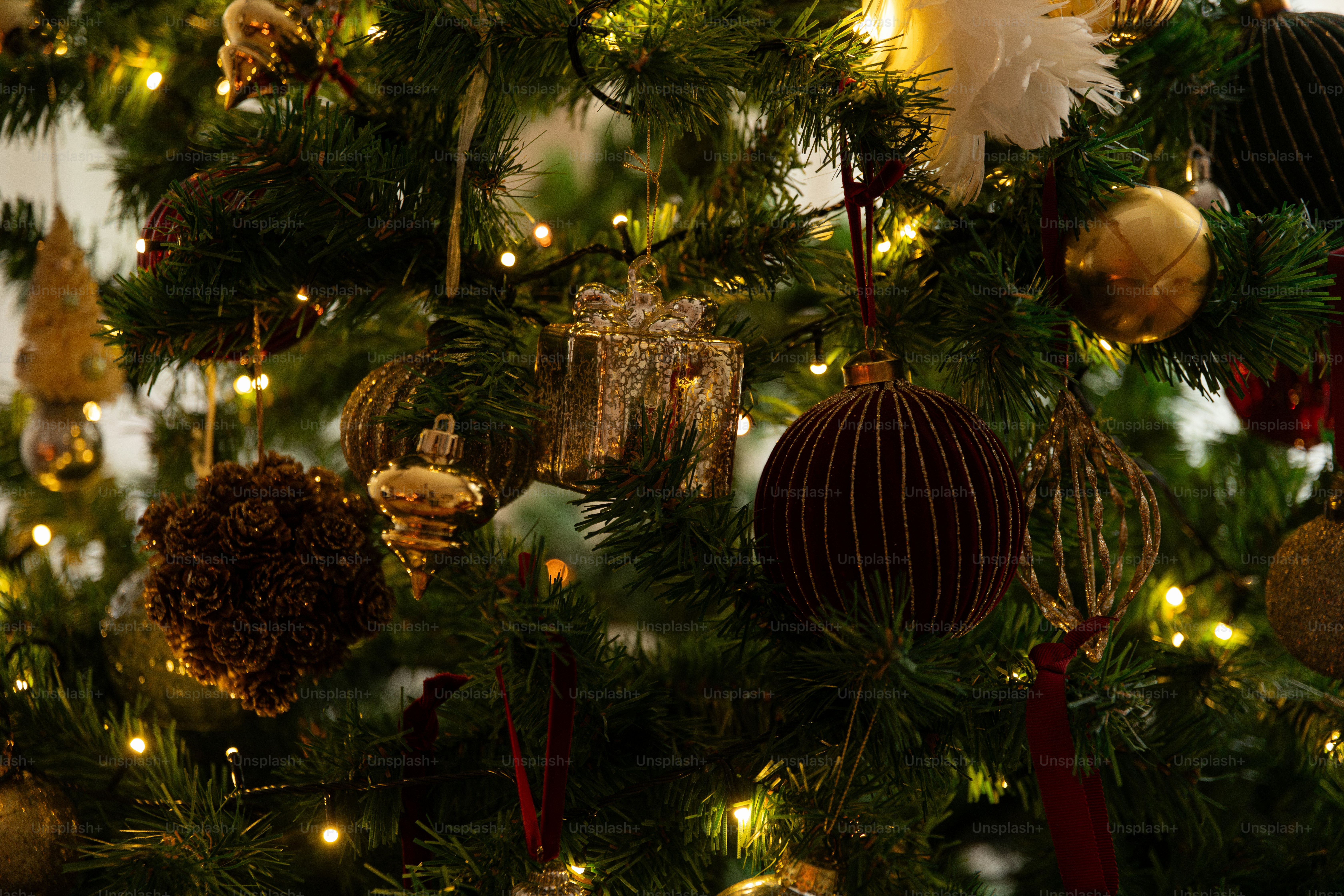 Un primo piano di un albero di Natale con ornamenti