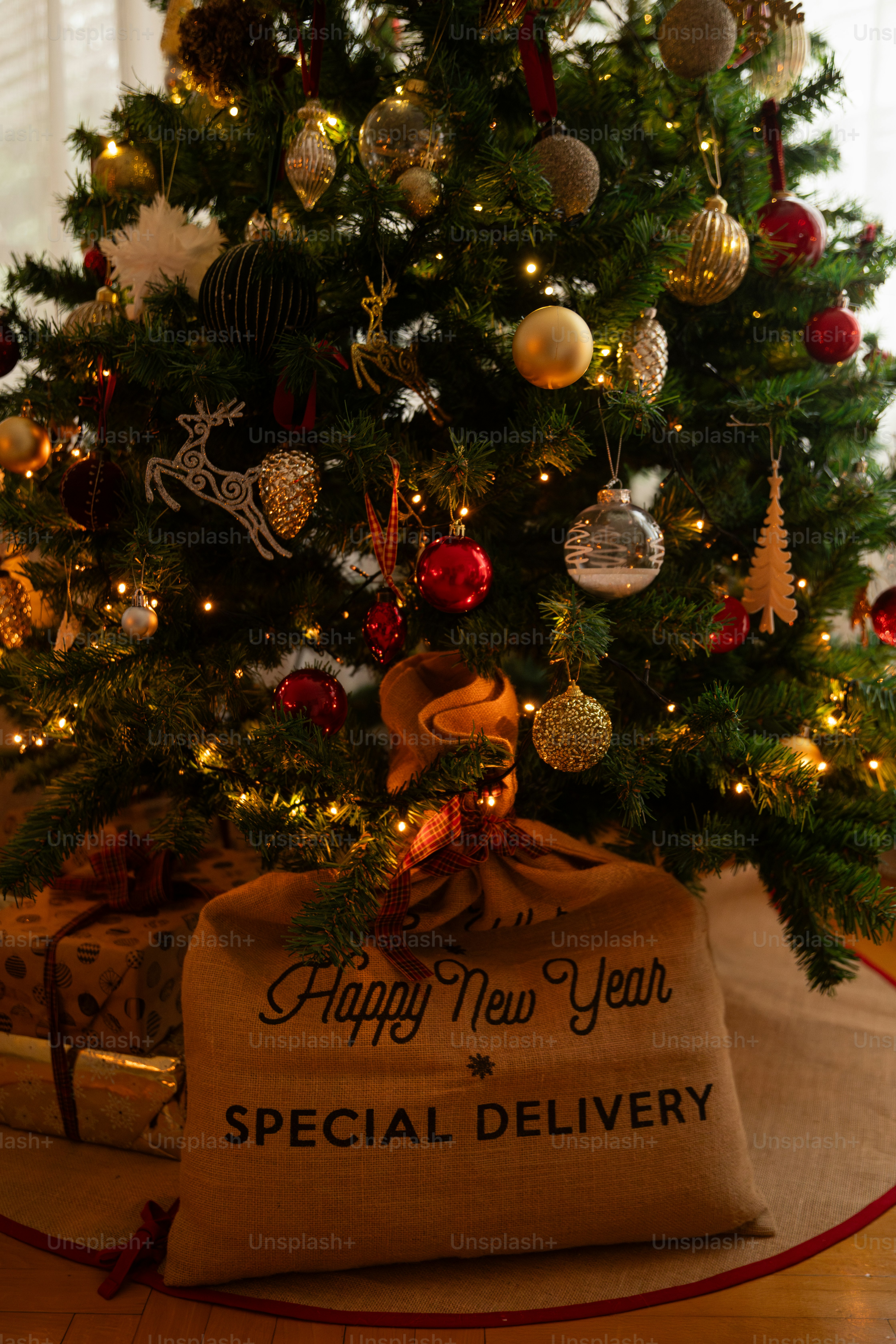 Un piccolo albero di Natale con i regali sotto di esso