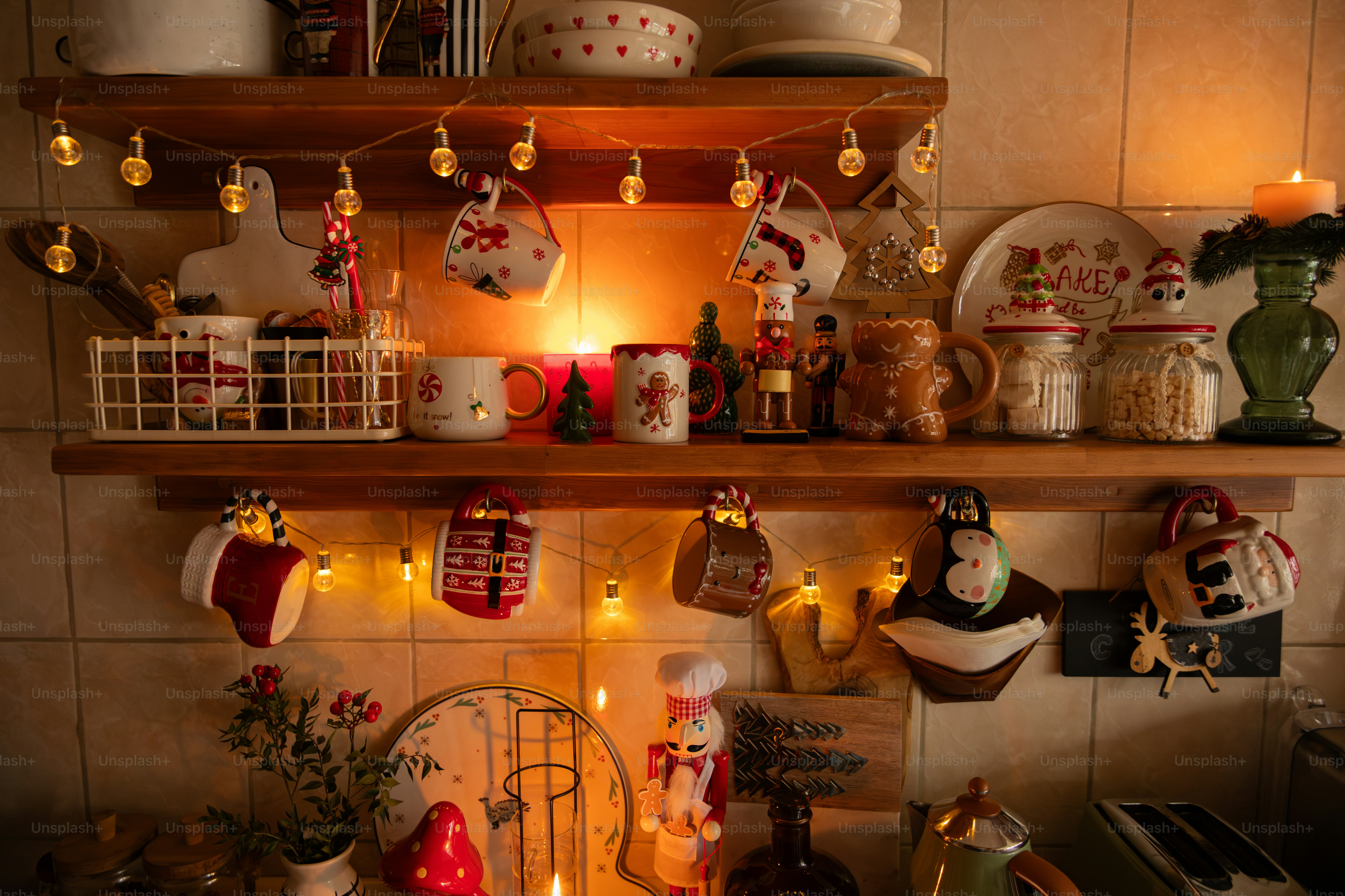 Una cucina piena di tante decorazioni natalizie