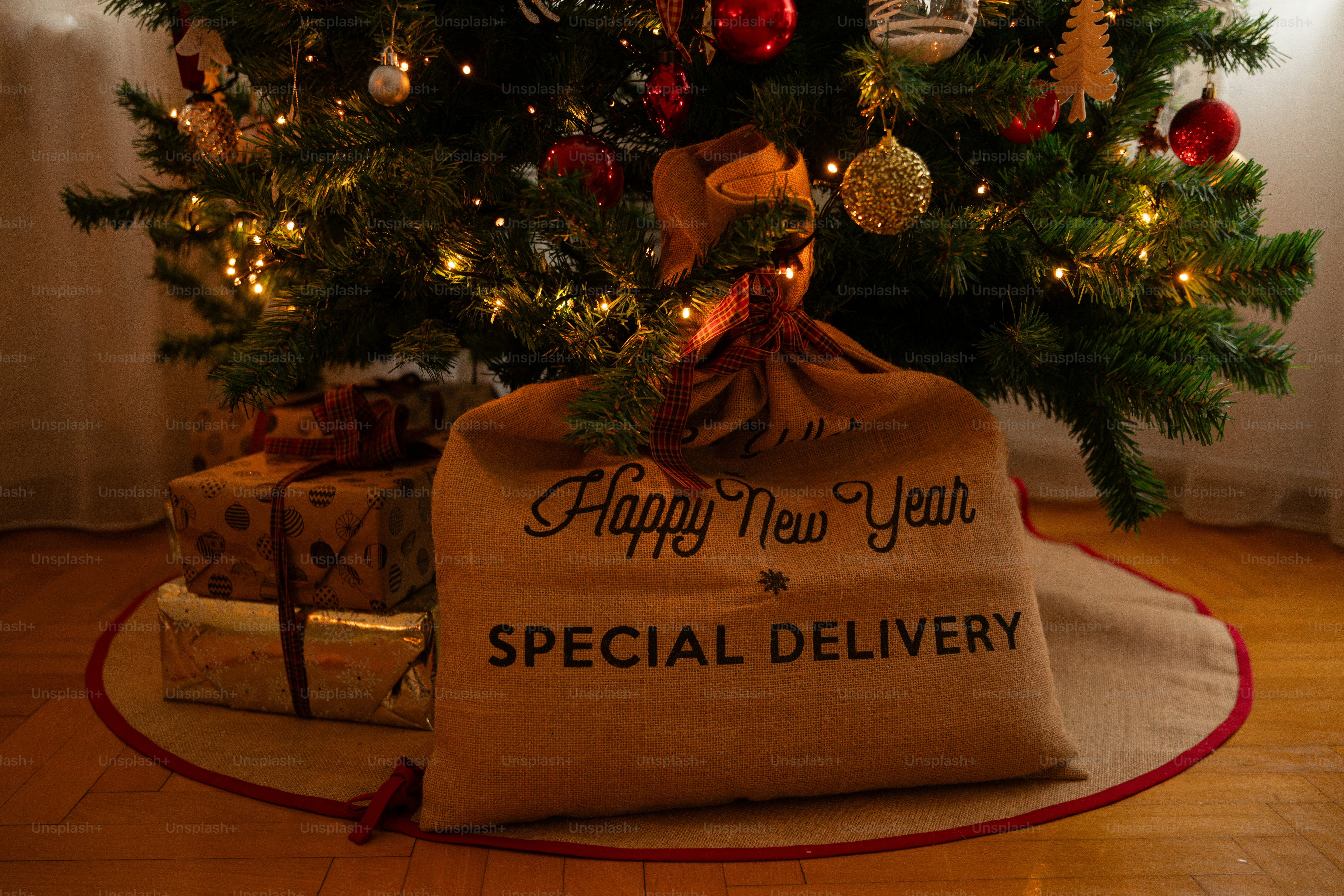 Un albero di Natale con sotto un sacco di regali
