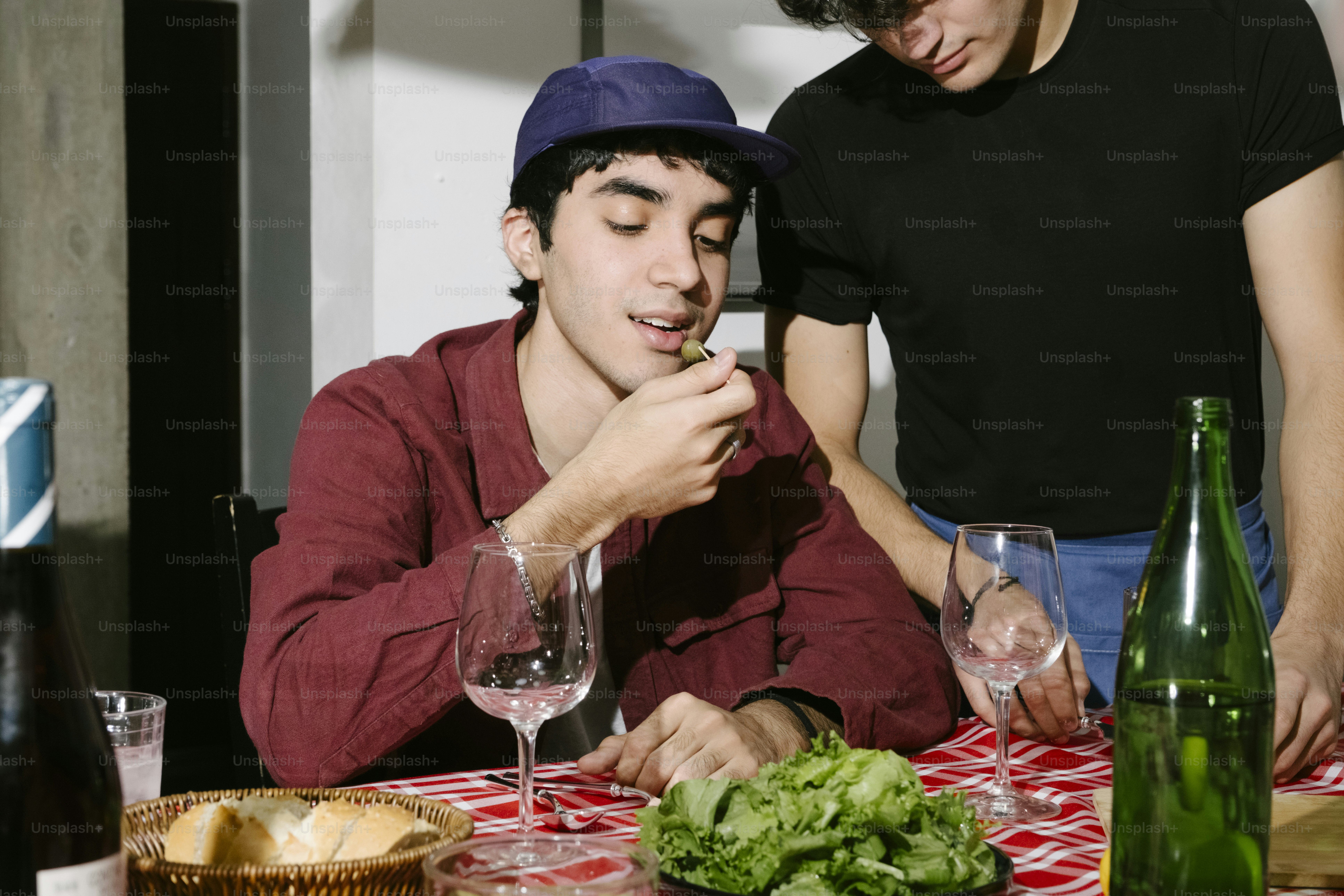 Ein paar Leute, die an einem Tisch sitzen