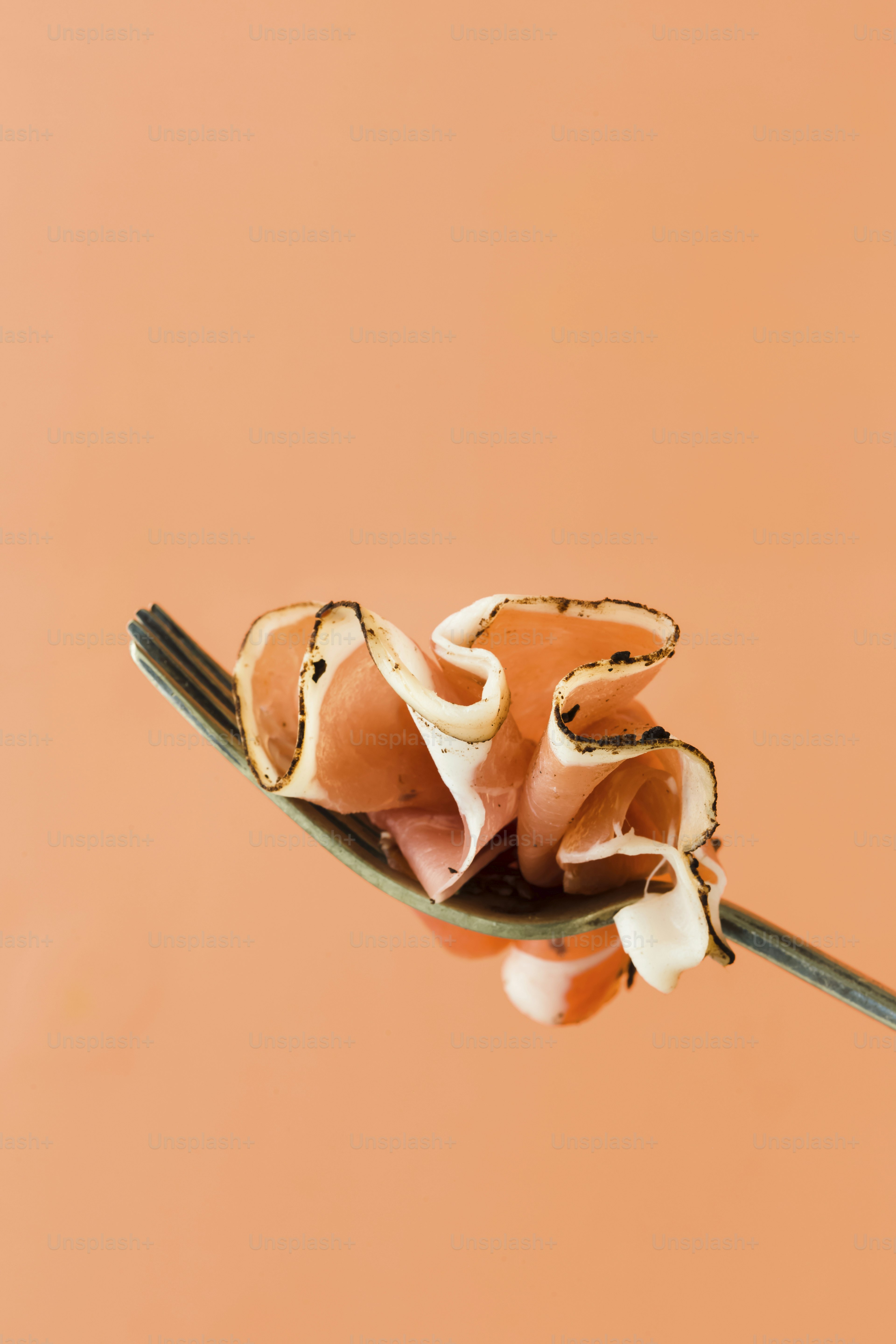 Una persona sosteniendo un tenedor con comida en él