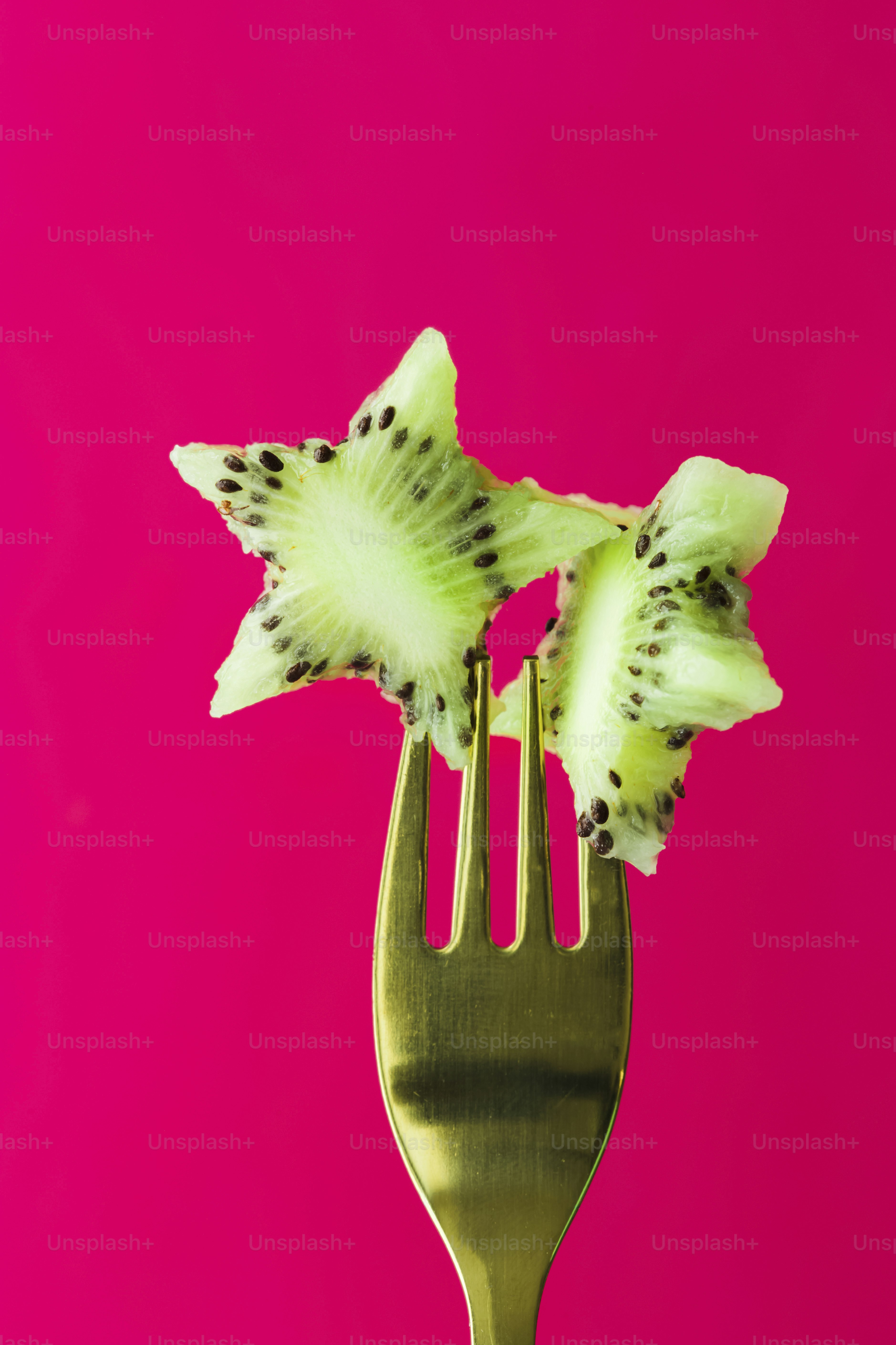 Un tenedor con un trozo de kiwi encima