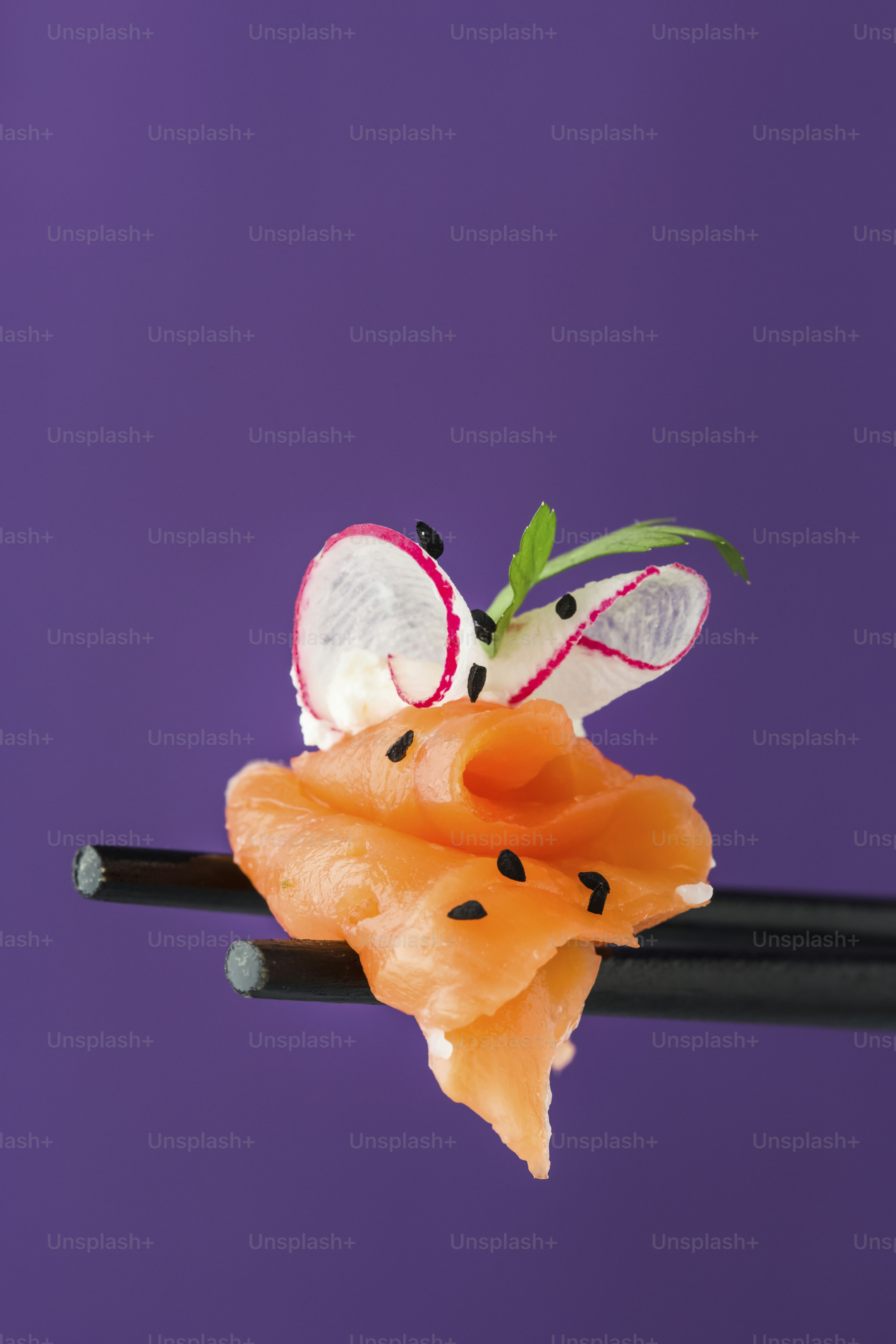 Un trozo de sushi en un palillo negro