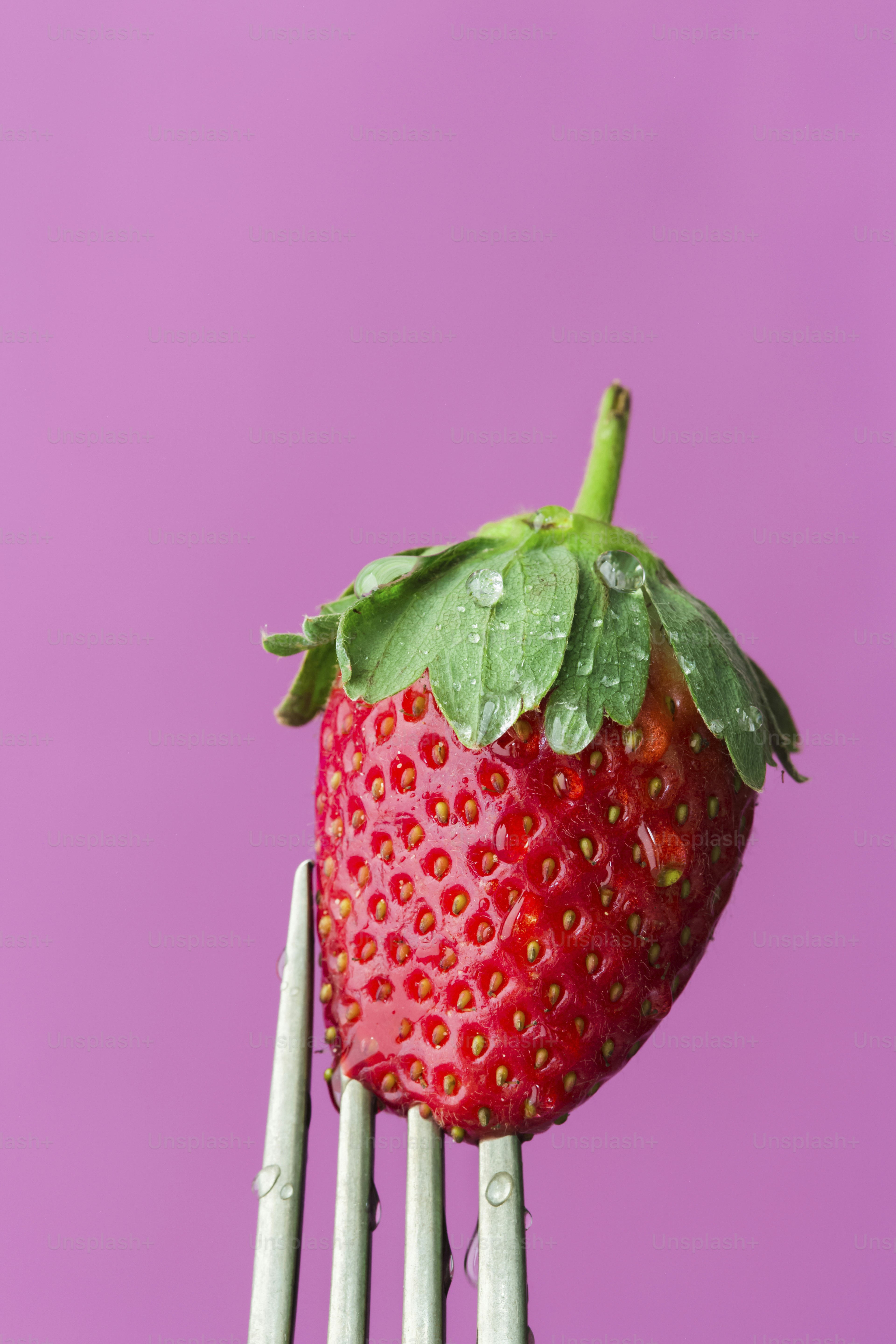 Un primer plano de un tenedor con una fresa