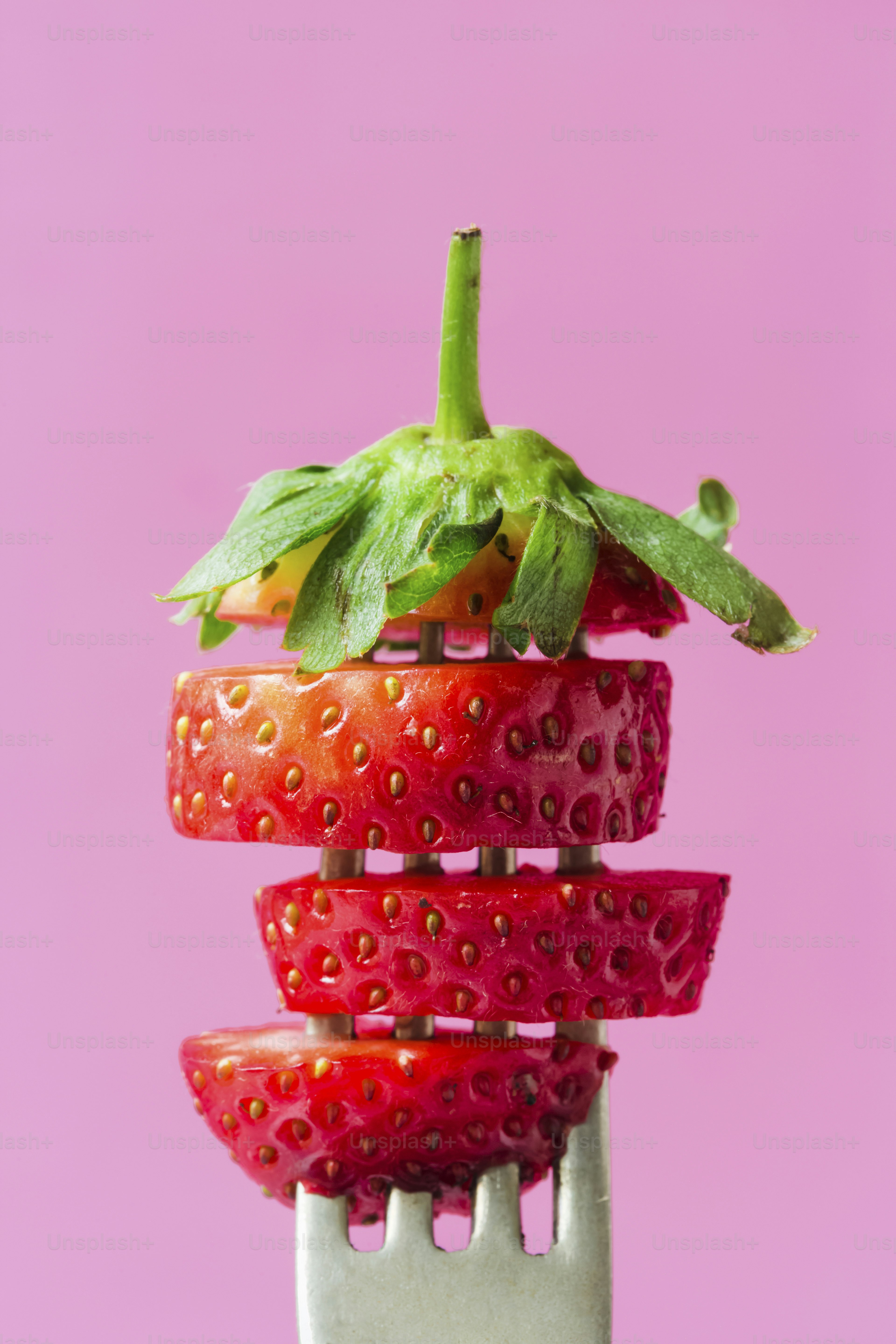 Un tenedor que tiene algunas fresas