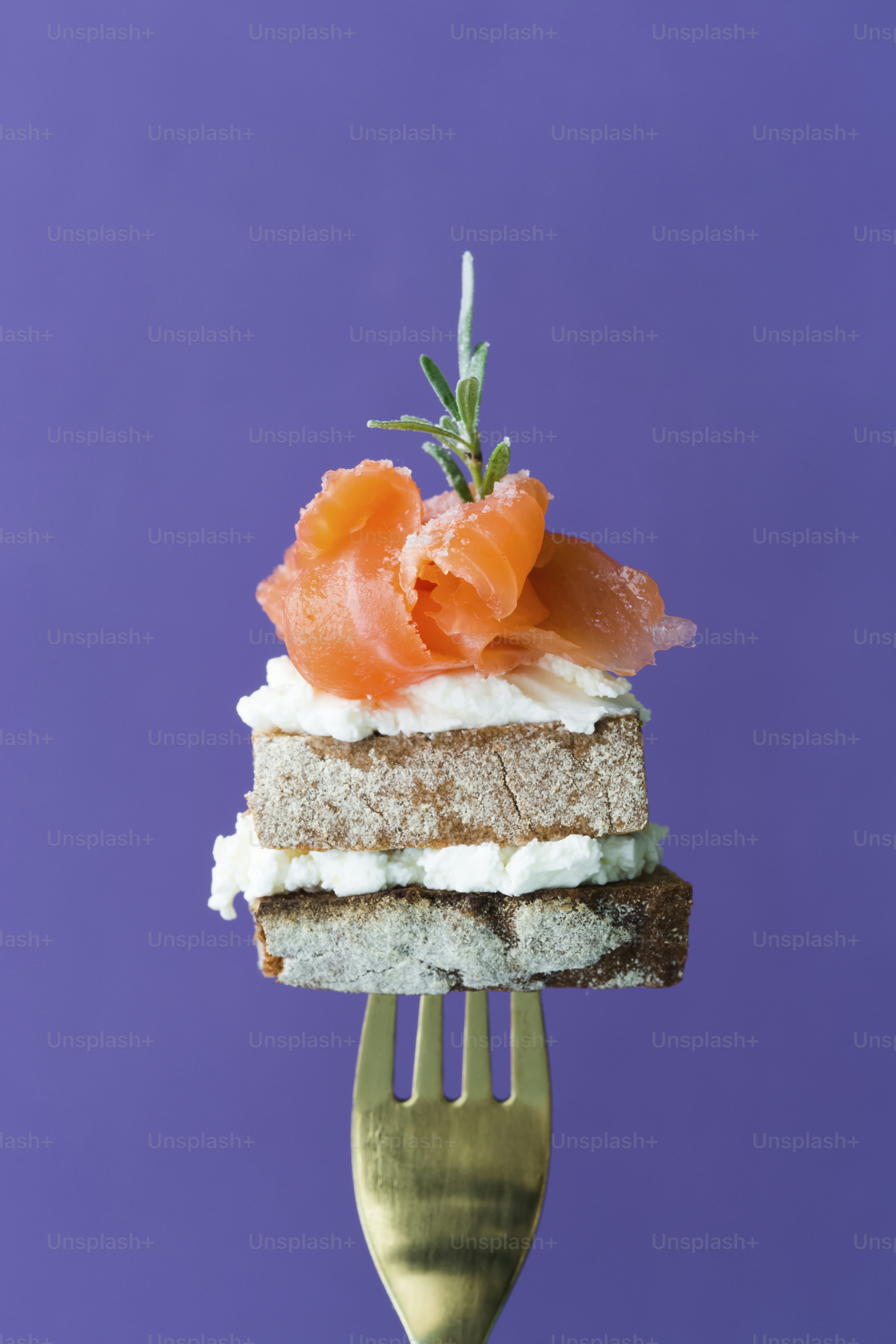 Un tenedor con un trozo de pastel encima