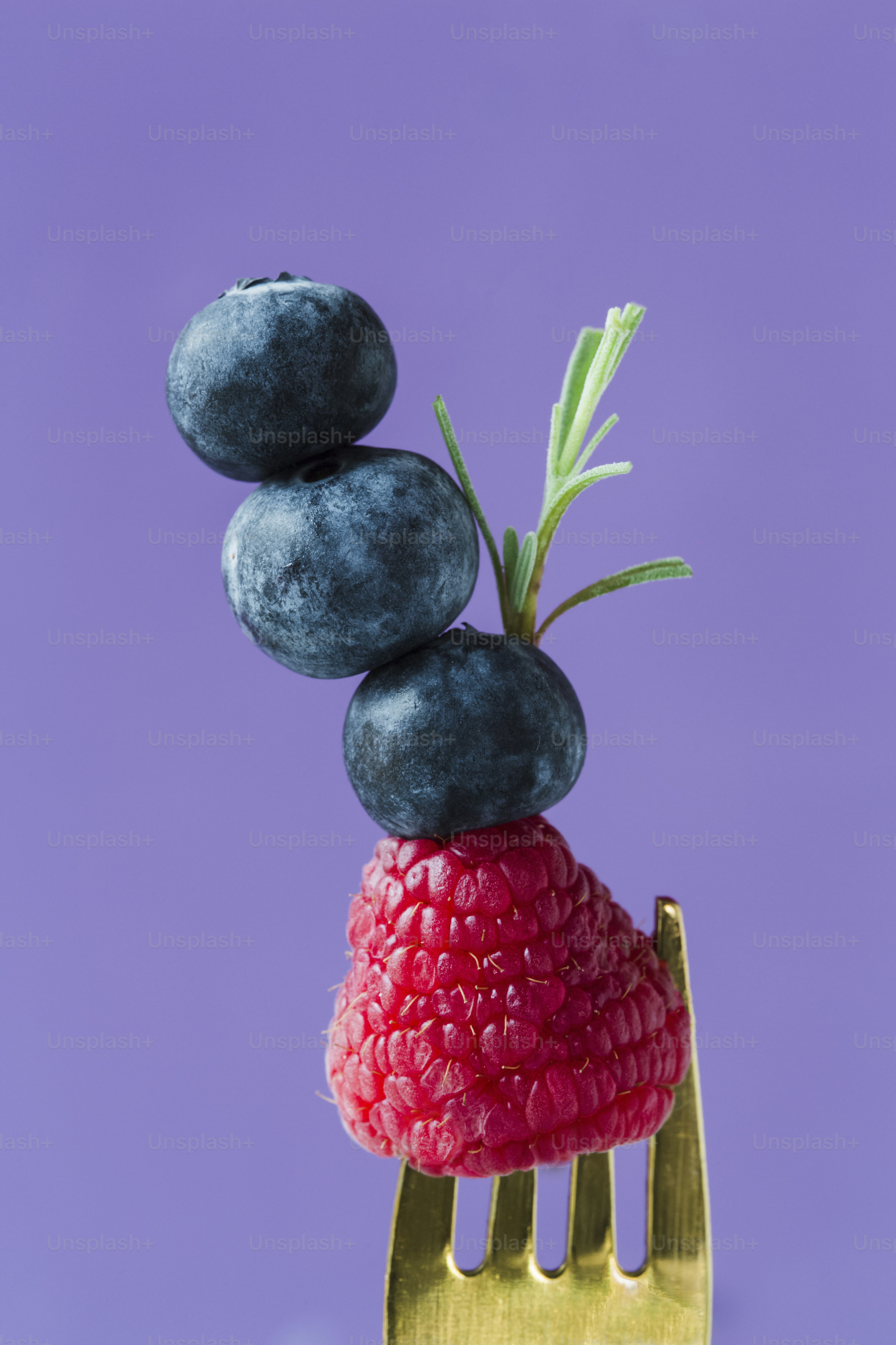 Un tenedor con arándanos y frambuesas