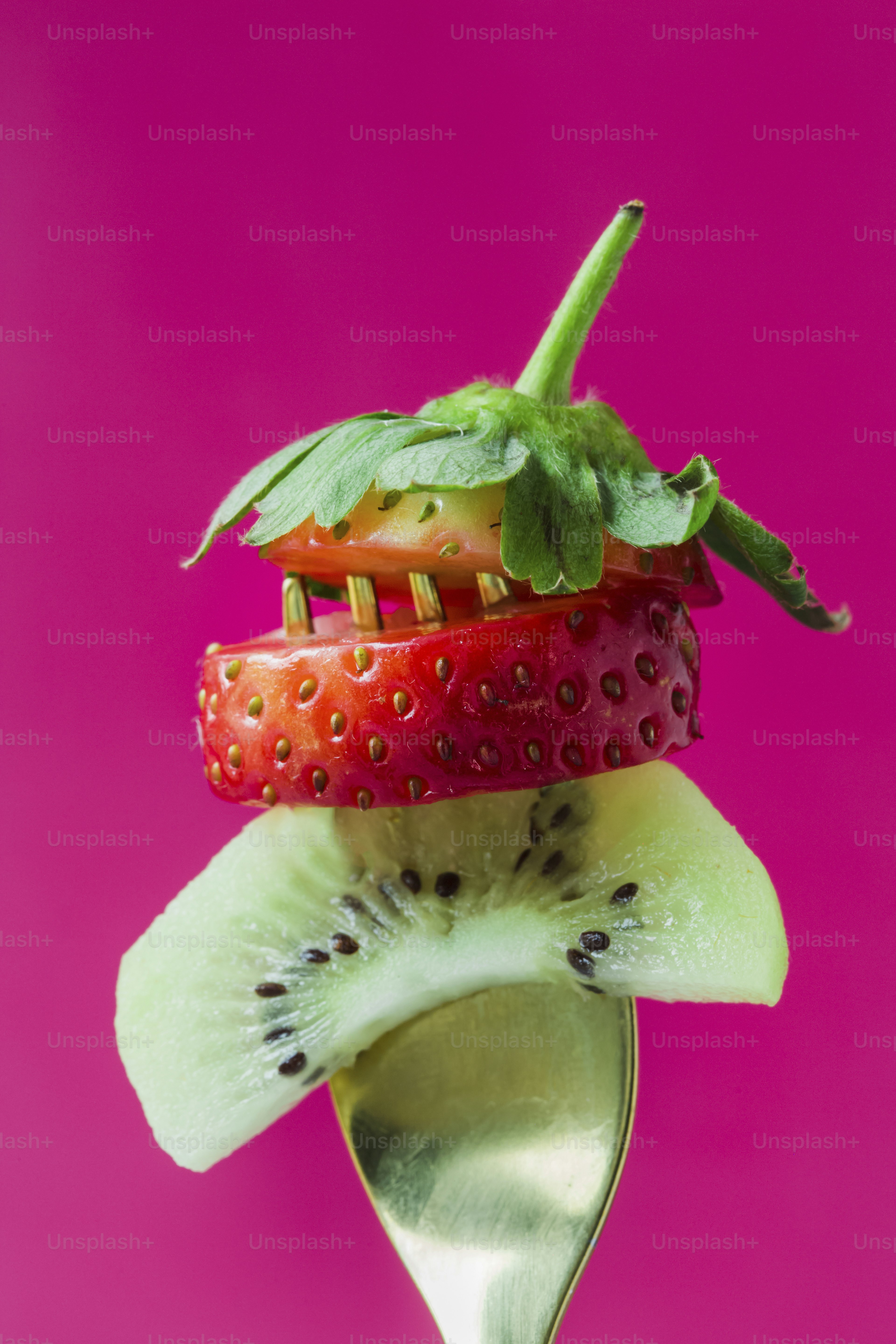 Un tenedor con una pieza de fruta encima