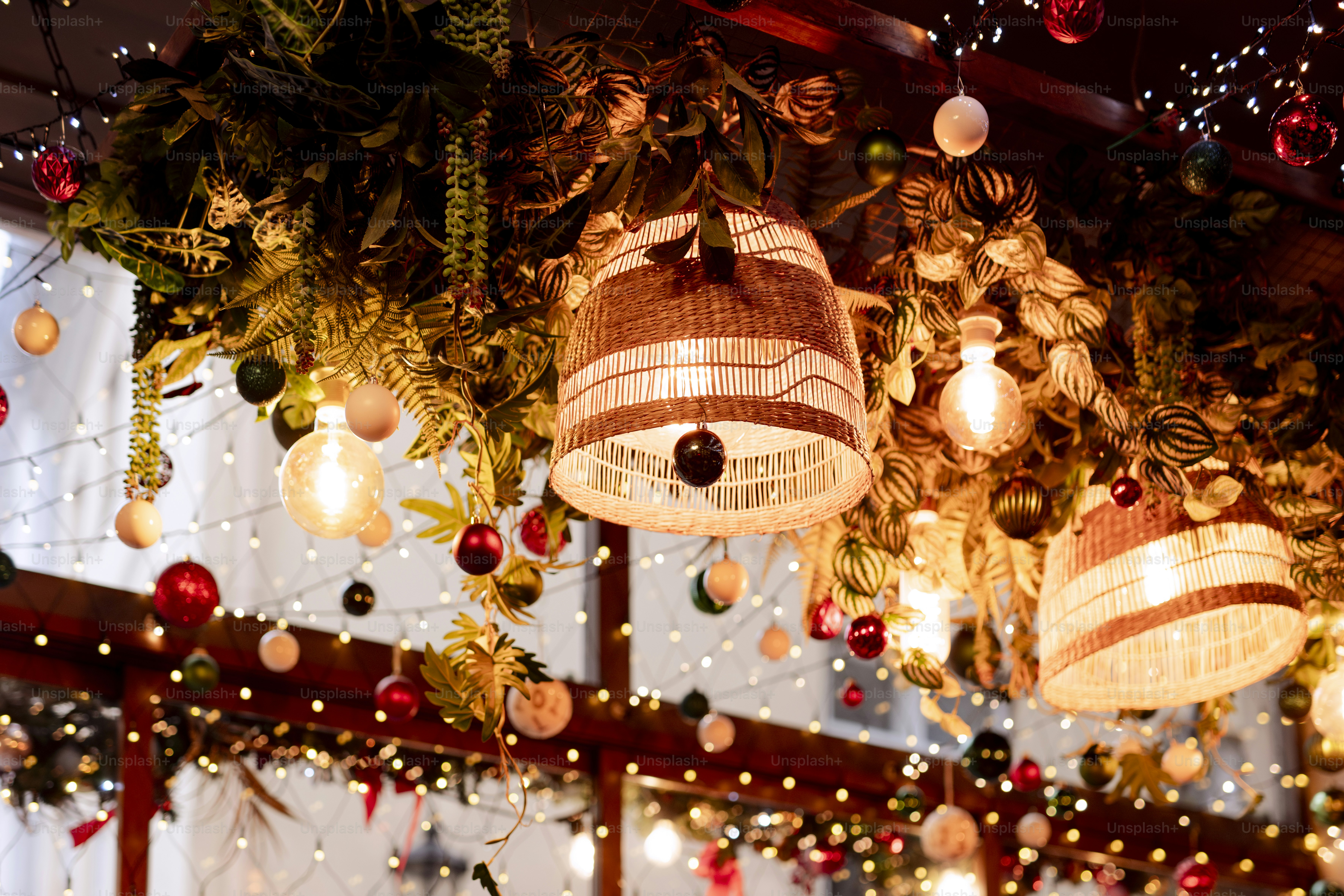 Un mucchio di luci appese al soffitto