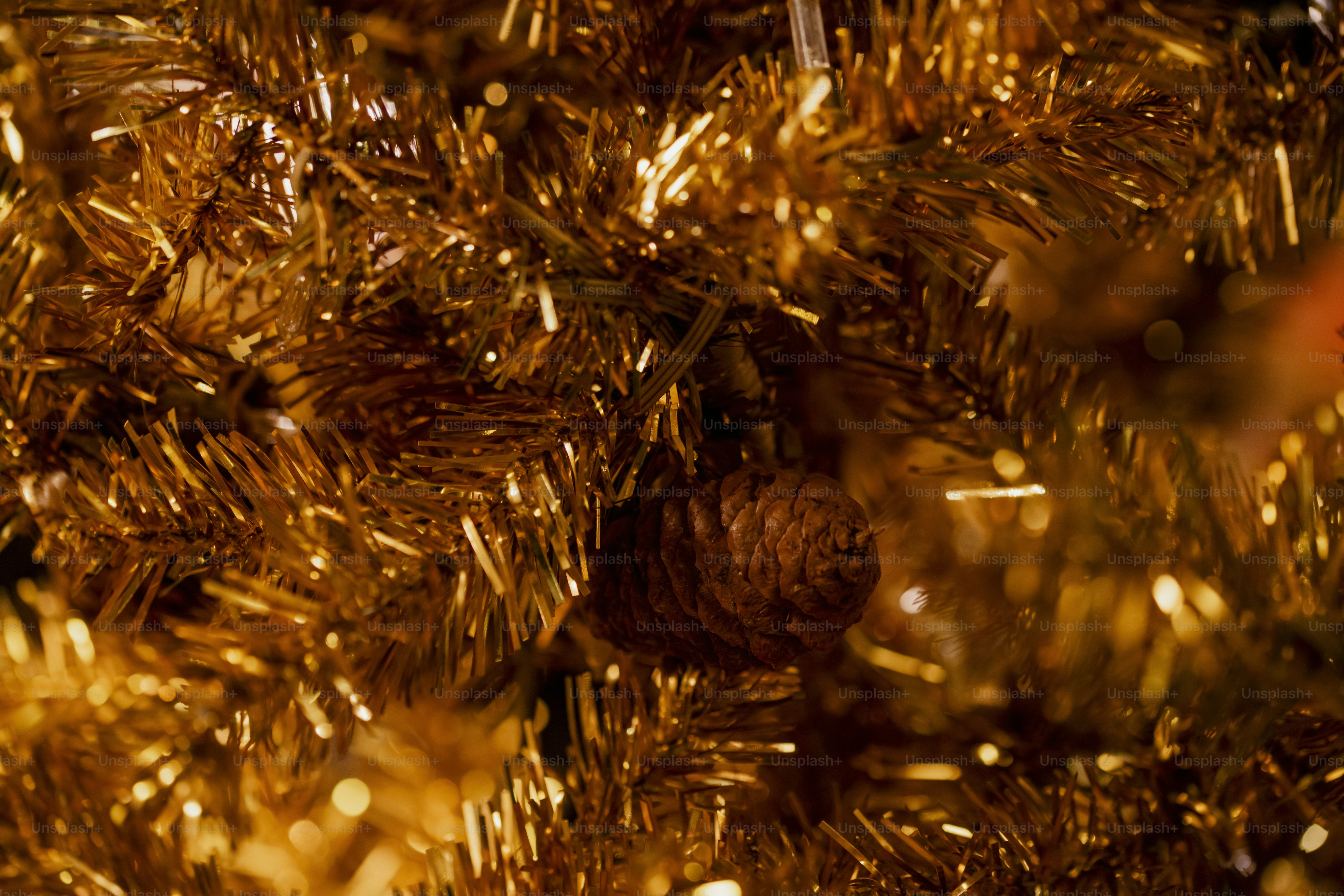 Close-up pohon natal dengan perada emas