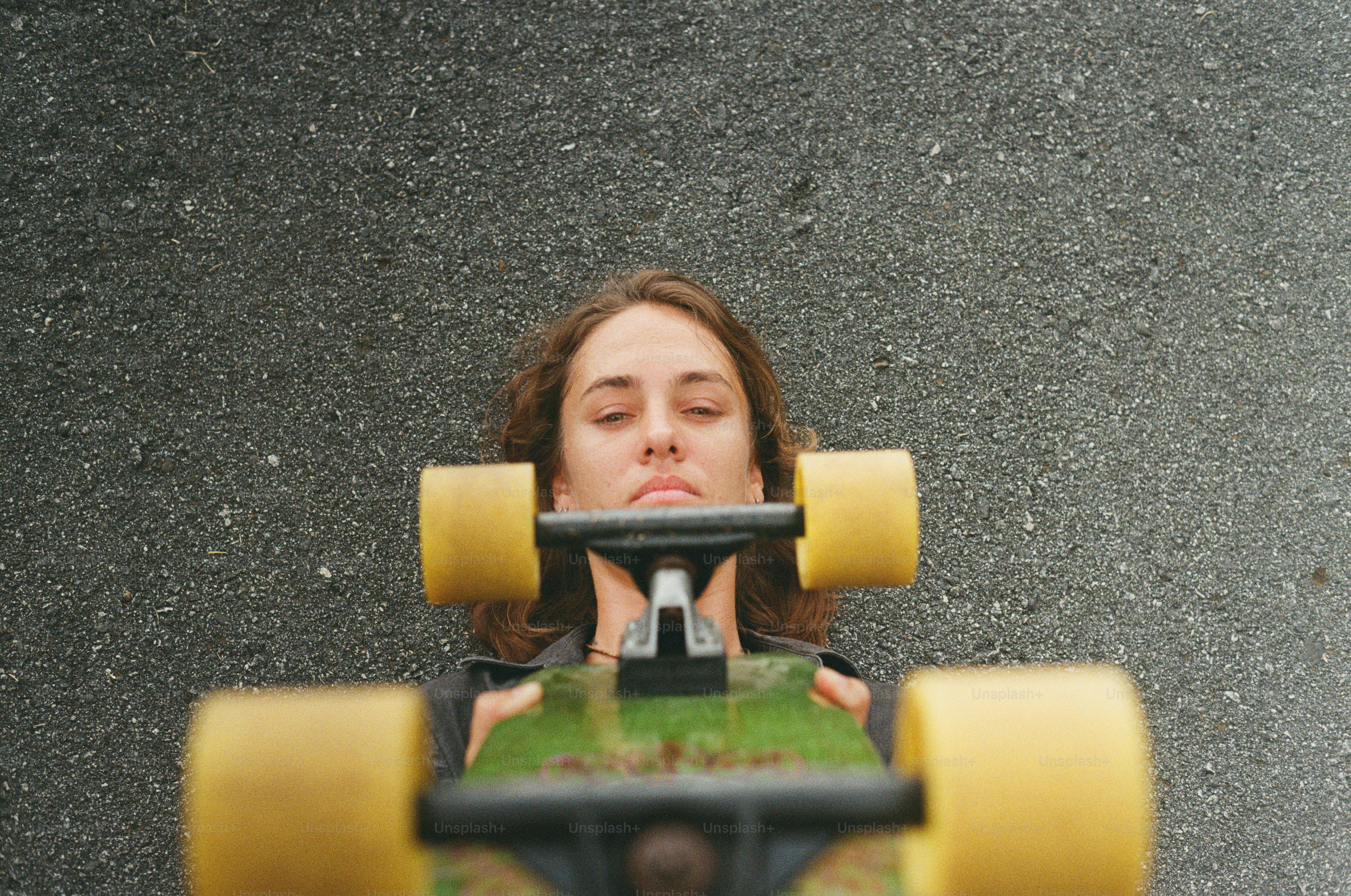 Uma mulher está deitada em um skate