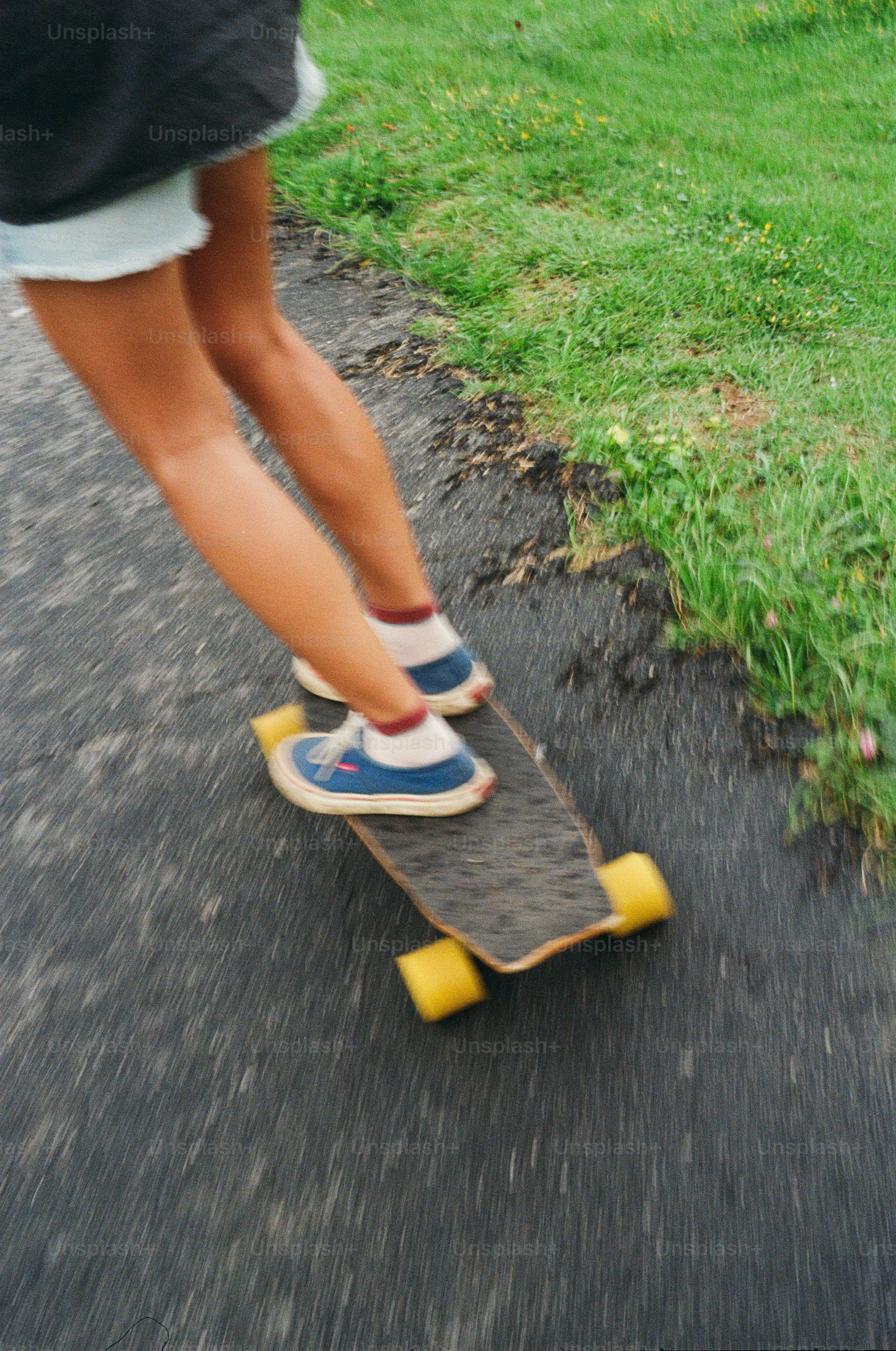 Una persona che guida uno skateboard lungo una strada