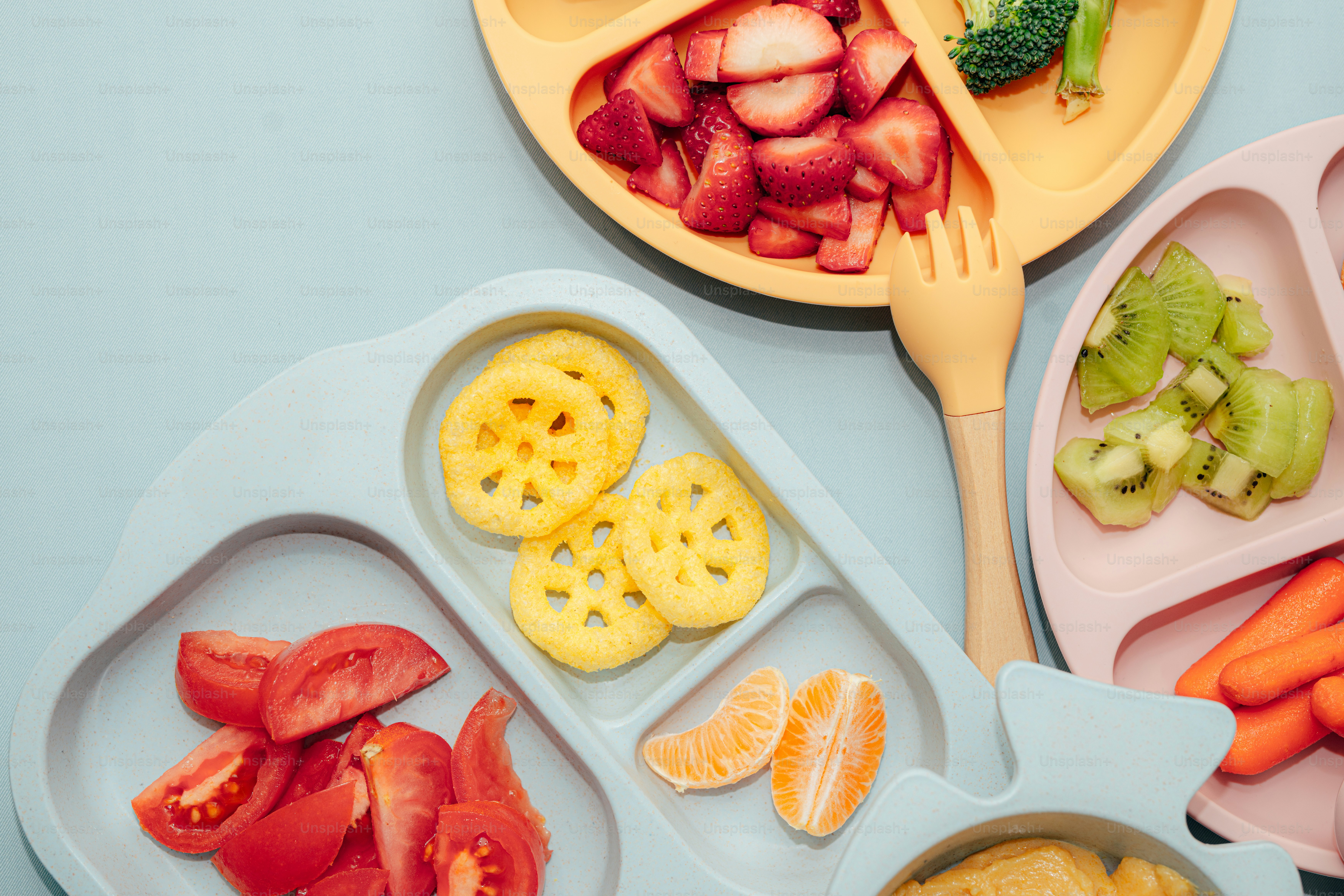 Une petite fille assise à une table mangeant des fruits photo – Image de Nourriture  sur Unsplash, image size:3000x2000