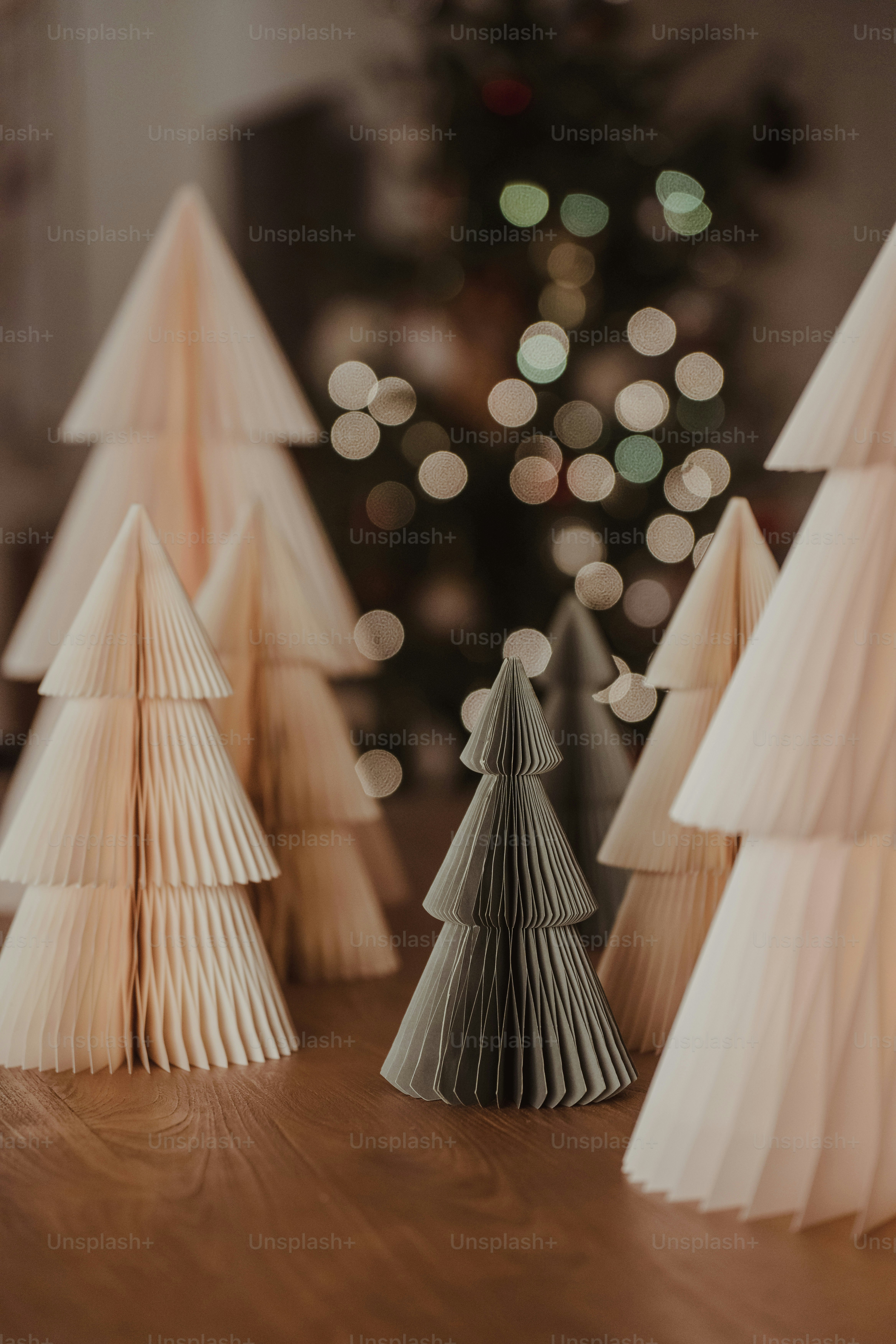 Um grupo de árvores de papel sentando-se em cima de uma tabela de madeira