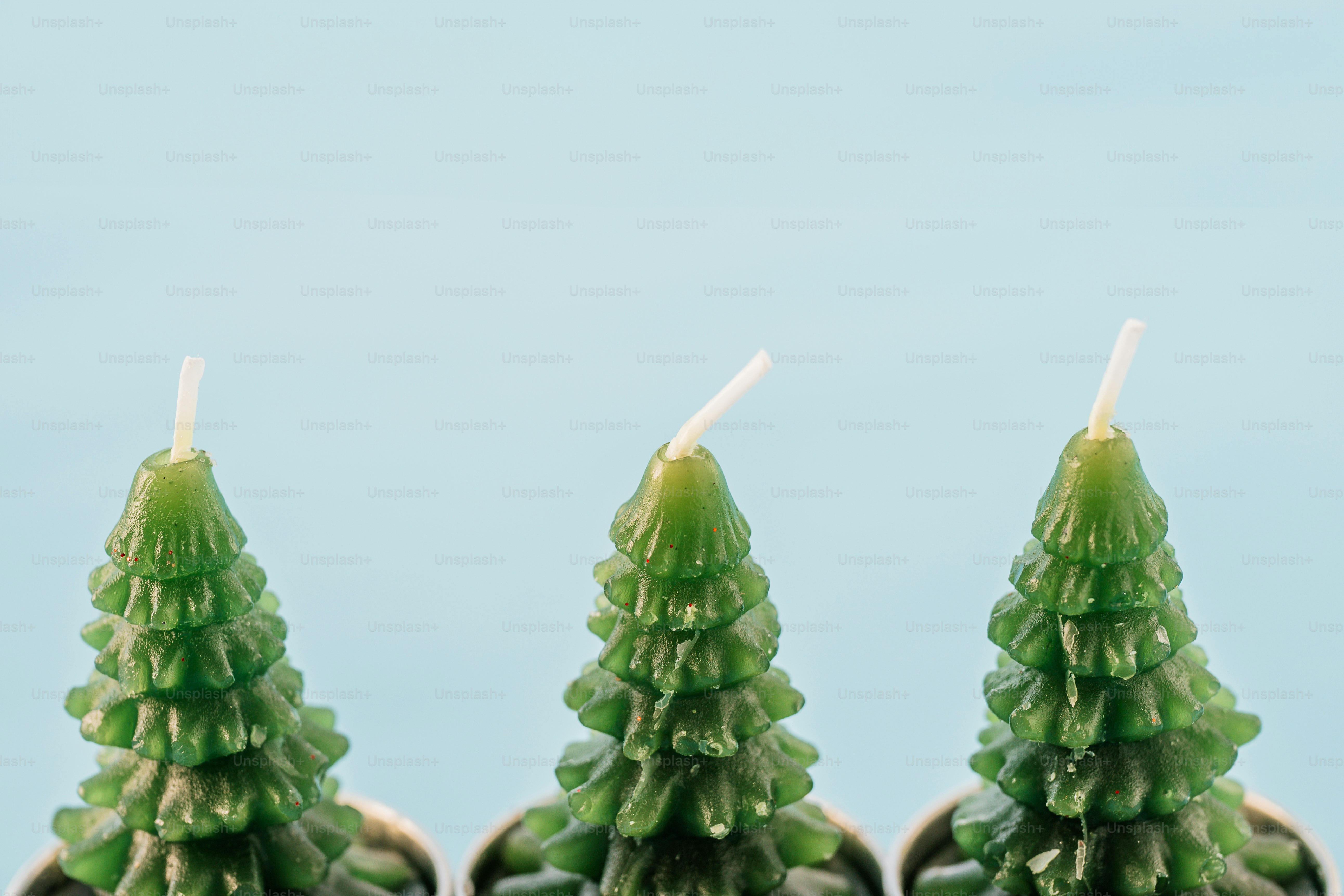 テーブルの上には緑のキャンドルが並んでいます