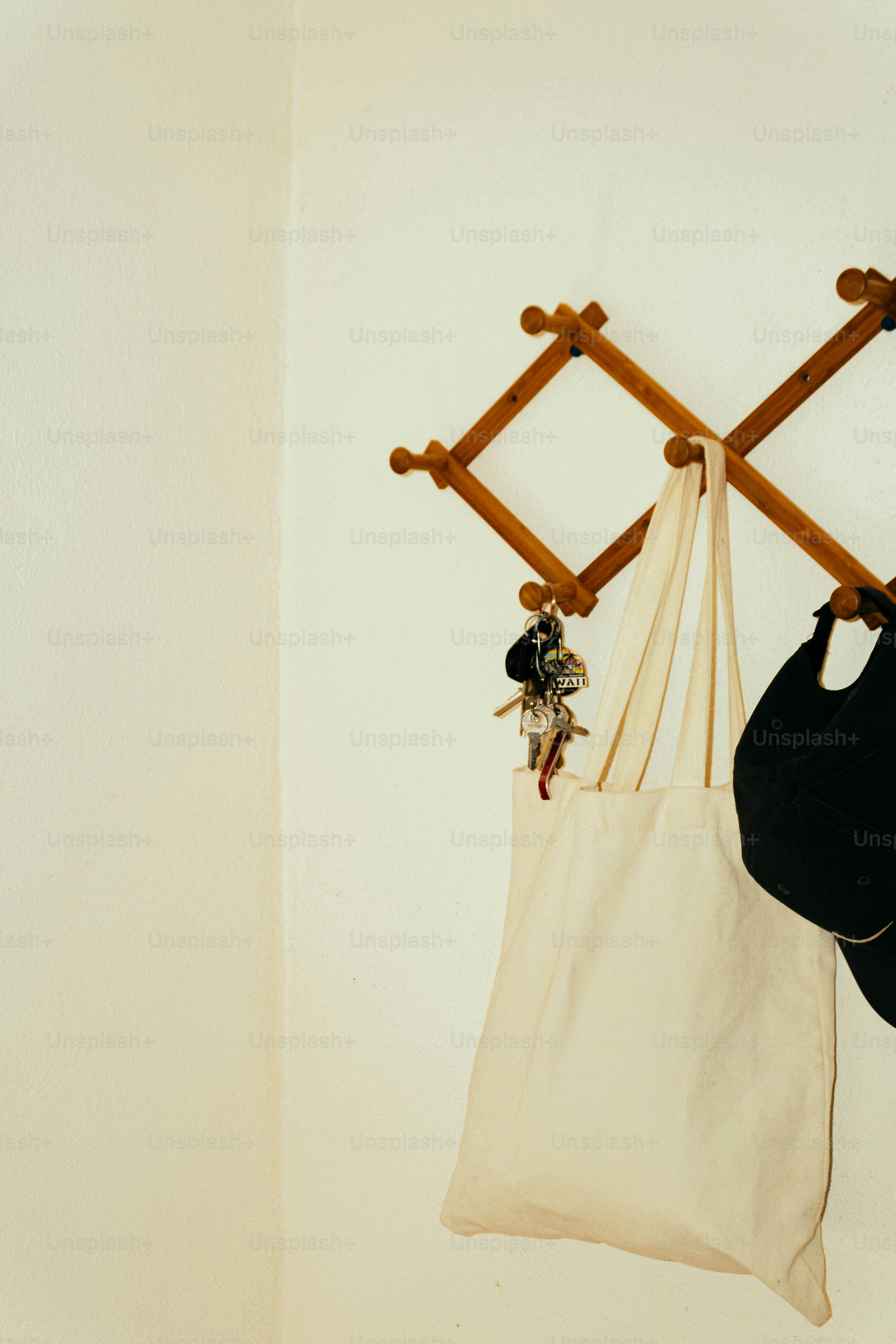 Una bolsa blanca colgada en un estante de madera
