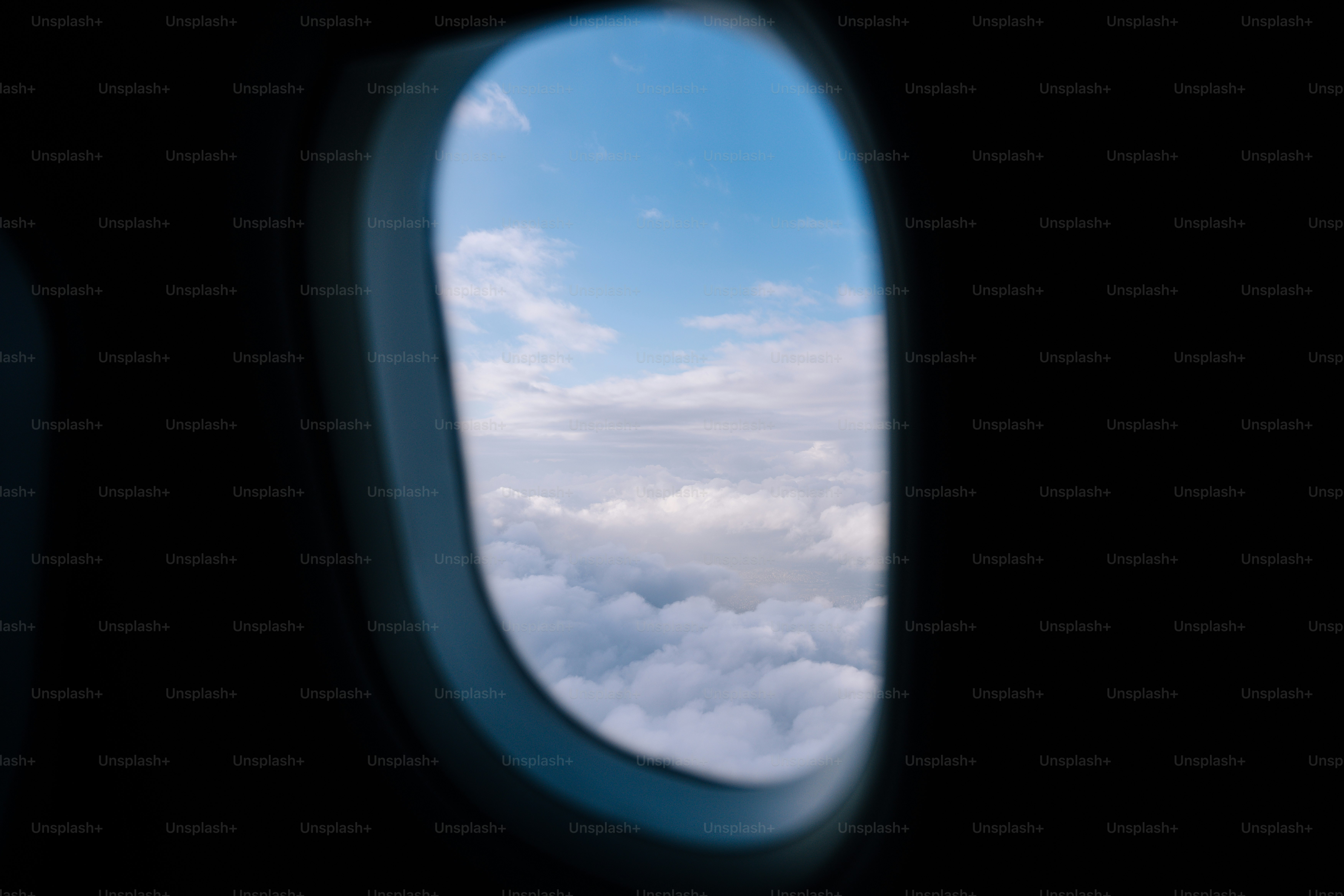 雲が見える飛行機の窓