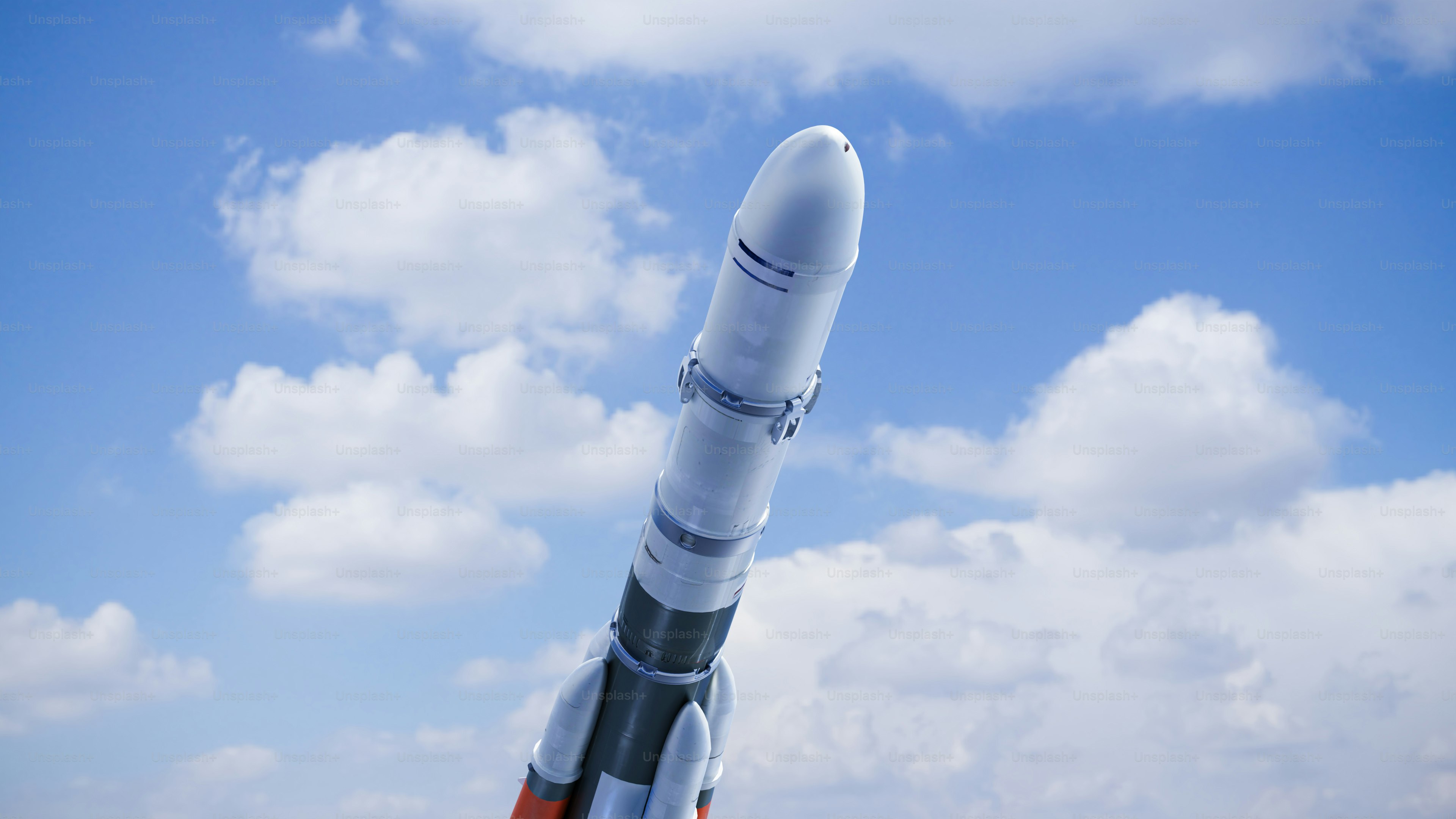 Eine Rakete fliegt an einem sonnigen Tag durch die Lüfte Foto – Bild ...