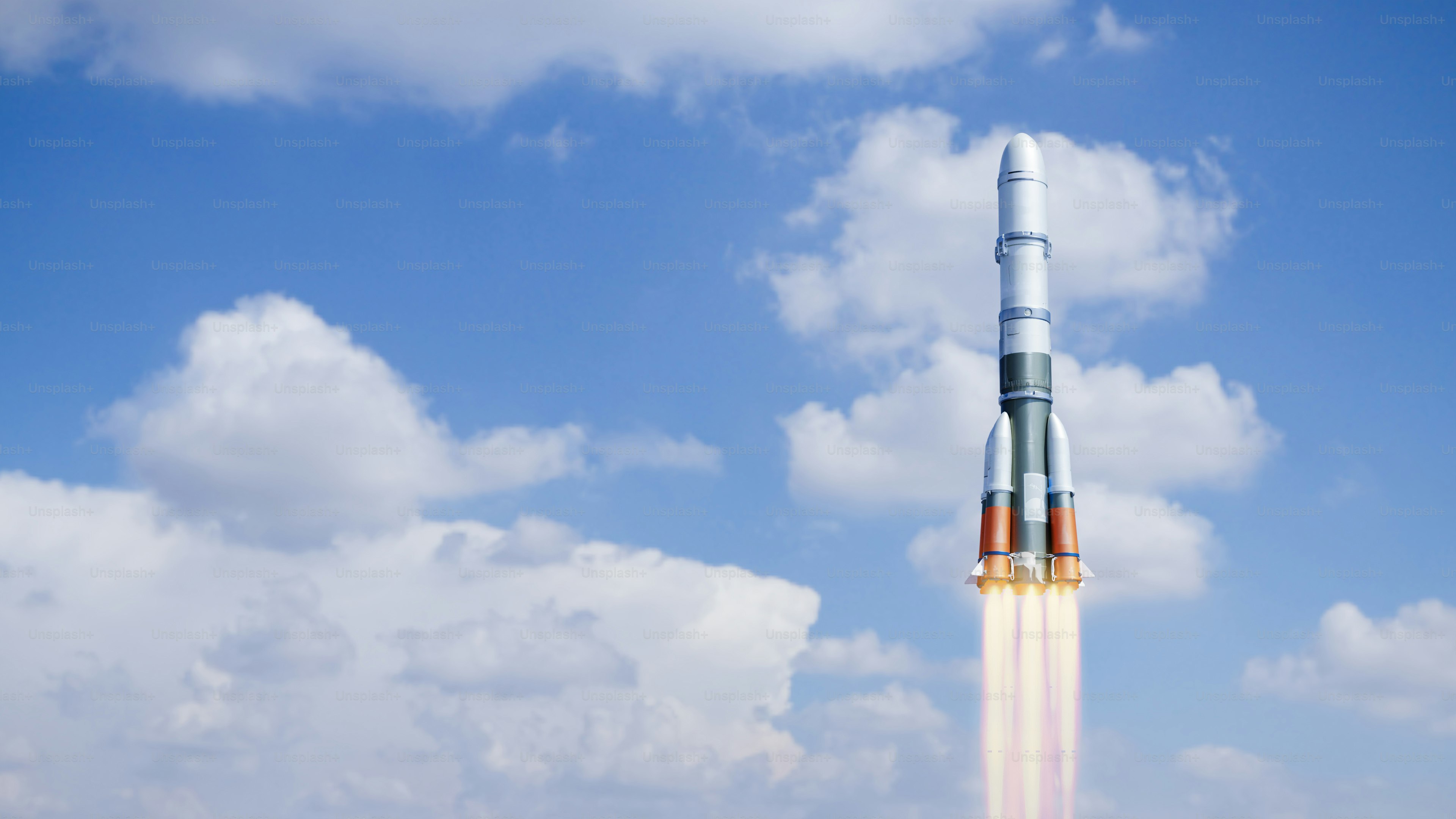 Eine Rakete fliegt an einem sonnigen Tag durch die Lüfte Foto – Bild ...