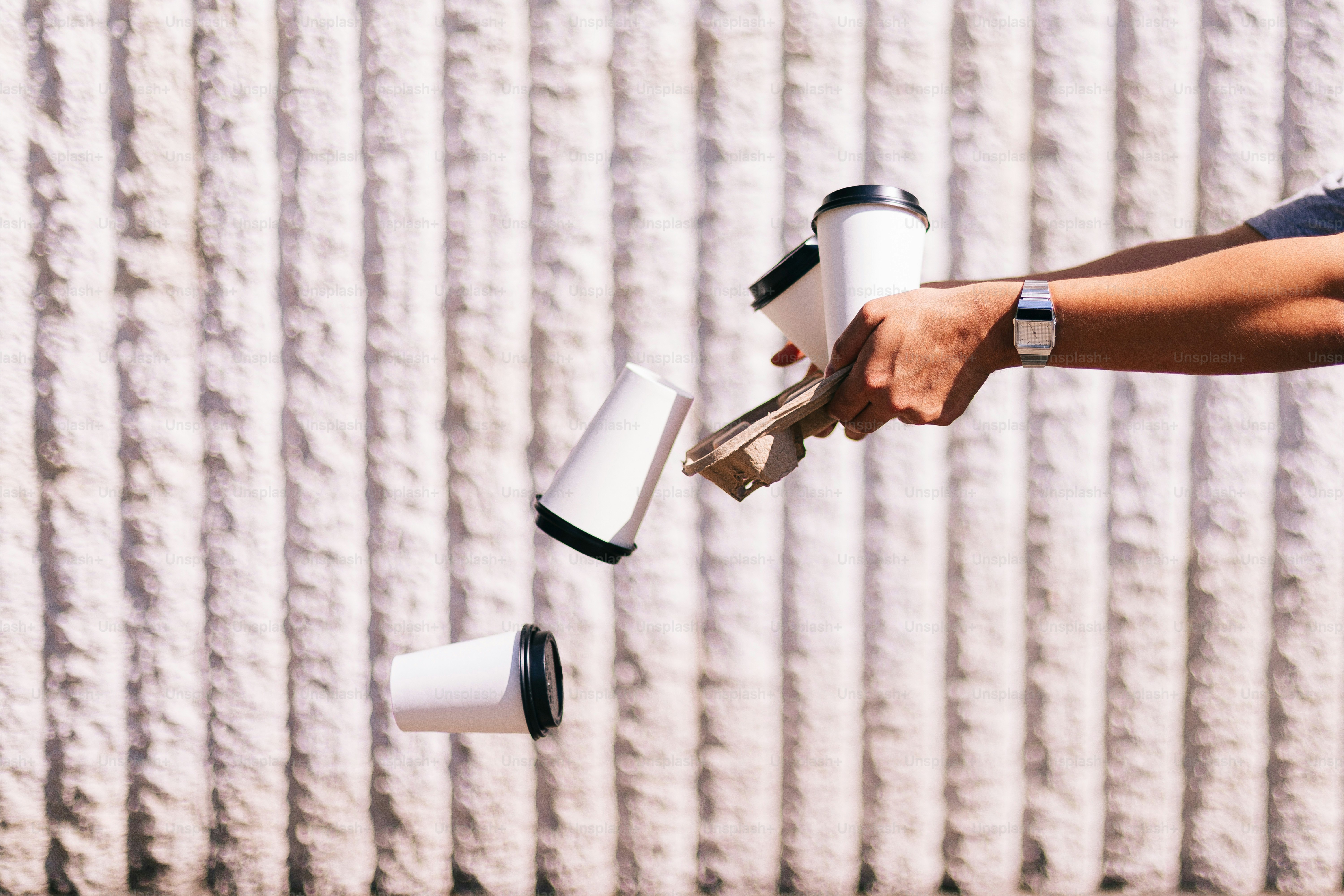 Une personne tenant un appareil photo et une paire de jumelles