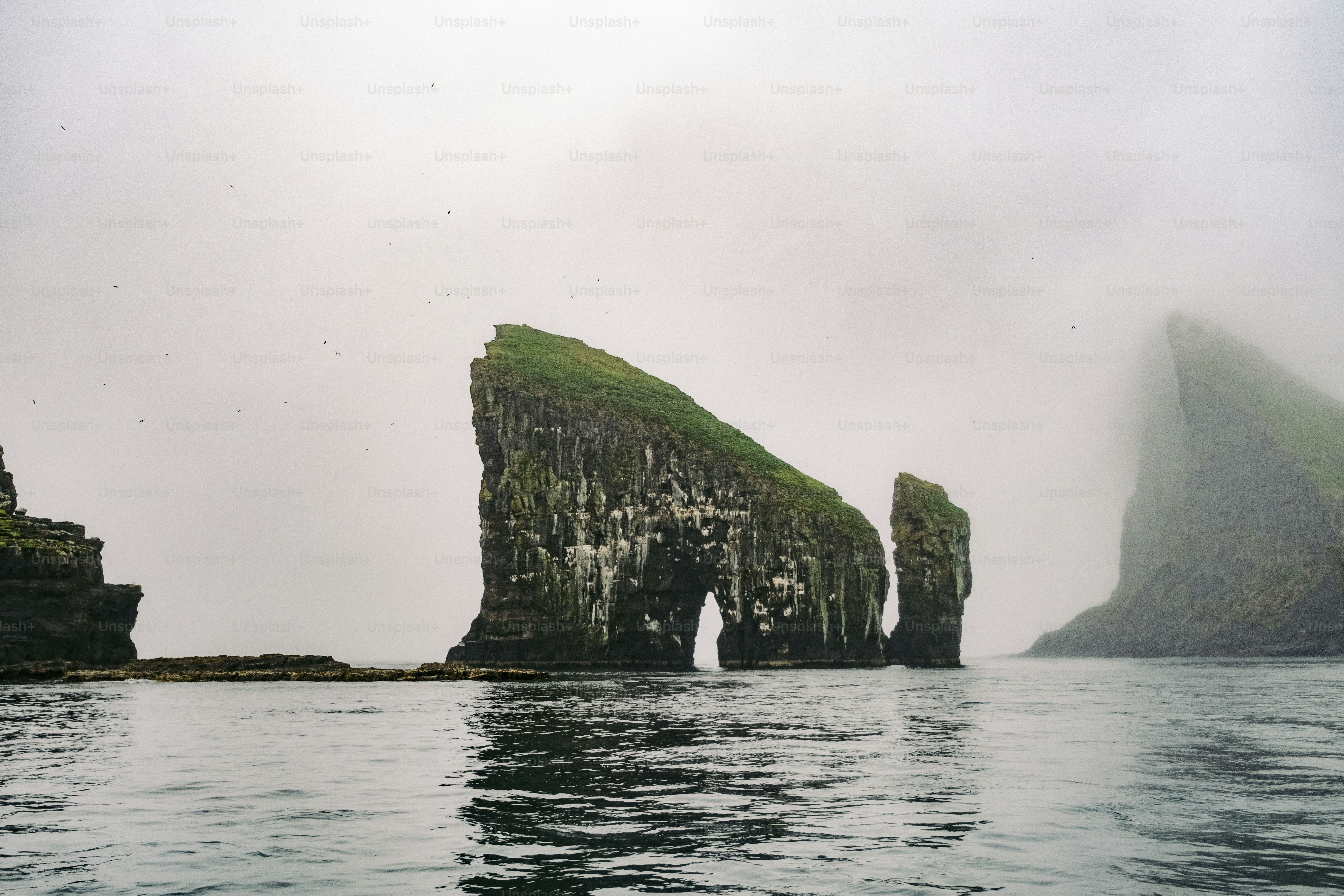 Eine Gruppe von Steinen, die aus dem Wasser ragen