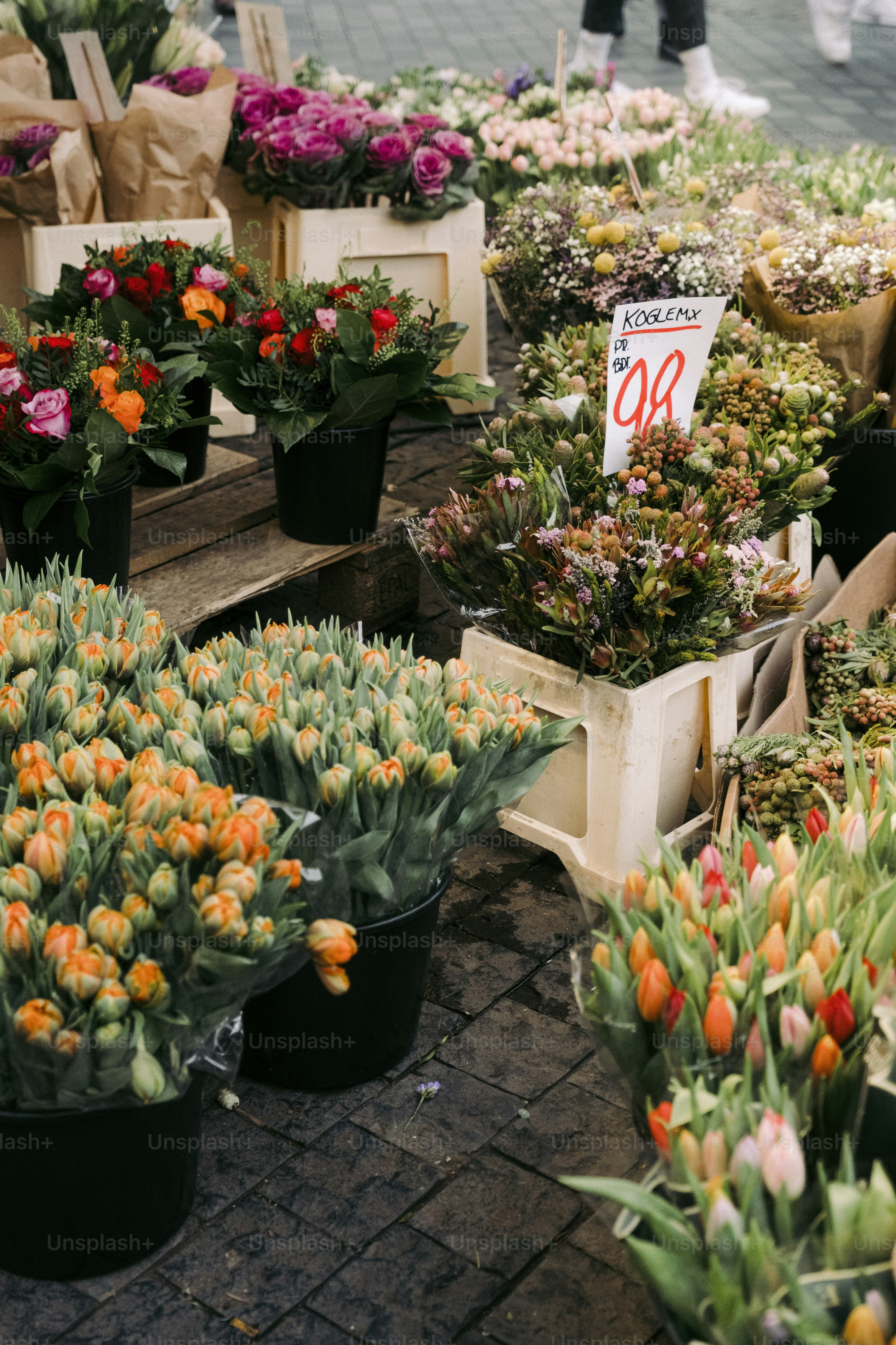Un ramo de flores que están sobre una mesa